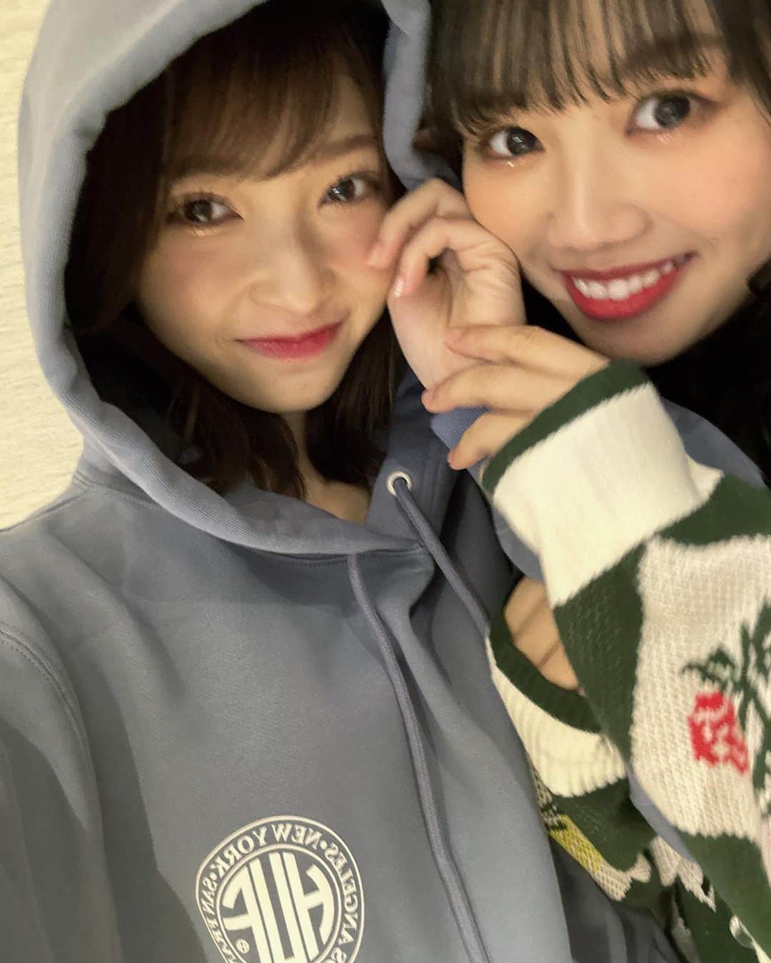 辻野かなみさんのインスタグラム写真 - (辻野かなみInstagram)「❤︎  ⁡ パーカーの季節が終わってしまう〜〜笑 ⁡ 最後に写真撮ってくれたぴよとのツーショット💚💙 ⁡ #辻野かなみ　#かなみん　 #超ときめき宣伝部　#超とき宣 #𝗂𝗇𝗌𝗍𝖺𝗀𝗈𝗈𝖽 #𝗂𝗇𝗌𝗍𝖺𝗅𝗂𝗄𝖾 #𝖿𝗈𝗅𝗅𝗈𝗐𝗆𝖾 #𝗅𝗈𝗏𝖾 #데일리룩　#데일리룩코디　#패션	#오오티디 #데일리　#좋아요　#팔로우」11月14日 22時32分 - kanami_tsujino_official