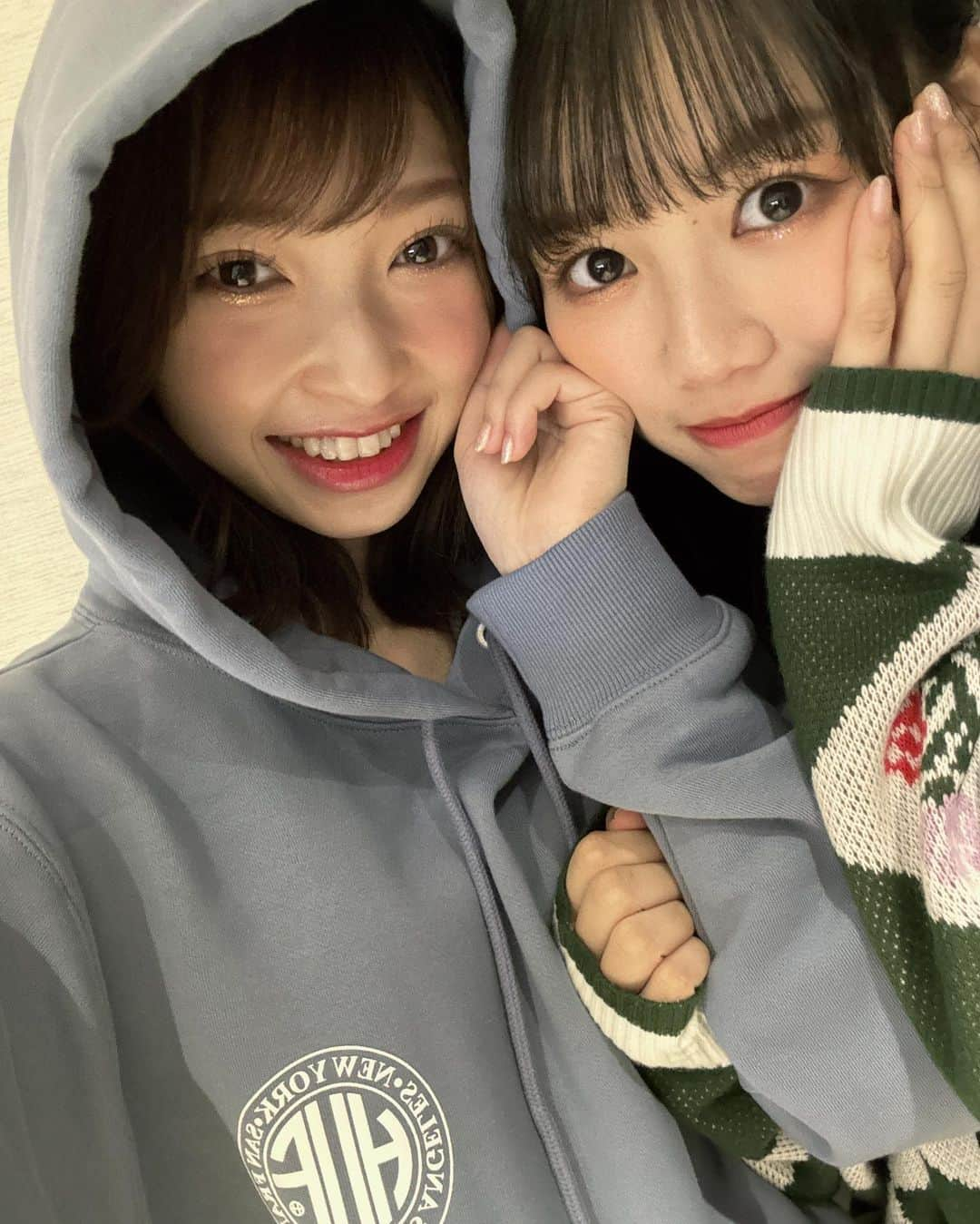 辻野かなみさんのインスタグラム写真 - (辻野かなみInstagram)「❤︎  ⁡ パーカーの季節が終わってしまう〜〜笑 ⁡ 最後に写真撮ってくれたぴよとのツーショット💚💙 ⁡ #辻野かなみ　#かなみん　 #超ときめき宣伝部　#超とき宣 #𝗂𝗇𝗌𝗍𝖺𝗀𝗈𝗈𝖽 #𝗂𝗇𝗌𝗍𝖺𝗅𝗂𝗄𝖾 #𝖿𝗈𝗅𝗅𝗈𝗐𝗆𝖾 #𝗅𝗈𝗏𝖾 #데일리룩　#데일리룩코디　#패션	#오오티디 #데일리　#좋아요　#팔로우」11月14日 22時32分 - kanami_tsujino_official