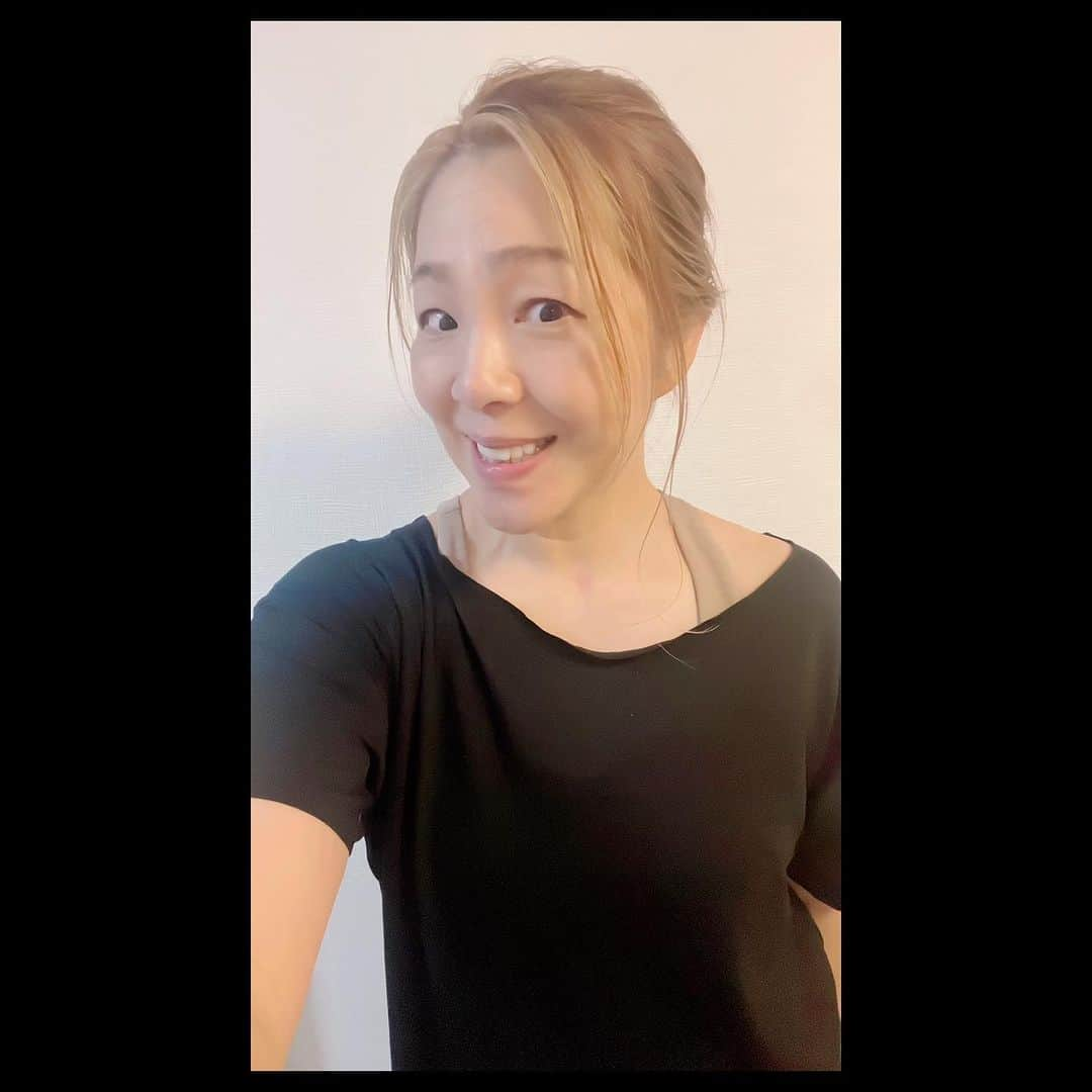 井上貴子のインスタグラム：「さて 井上貴子デビュー35周年記念イベント 〜ひとしずくの勇気〜まで あと1週間  カラダのメンテナンスが優先順位一位です  今日は 育乳プロデューサーで美容家の青木梨奈さん @rina.aoki88 の御厚意で  @nr_nine69  最新機器を使用して 筋肉の奥に刺激を与え骨格調整と姿勢矯正の施術を してもらいました  肩こりは無いです  と言ったけど かなり首、肩ガチガチだったらしく（笑） 自覚症状がないって怖いですね  首肩の繋がりで小顔矯正もしてもらい かなり凝って浮腫んでいたので 顔がスッキリ  このまま当日まで保たなければ❣️  この最新機器で自律神経も整うらしいです  すごい！！！  ありがとうございました  Happyで^ ^  プロフィール画面に記載のURLより 通販サイト「神取屋」に飛べます^ ^  #井上貴子  #LLPWX #大谷くんがんばれ #女子プロレス #デビュー35周年 #青木梨奈さん #イベントまであと1週間 #TikTok新アカウント #haoming #https://www.youtube.com/c/takacoinoue  #cacatocacat #LLPWX通販サイト神取屋 #感謝」