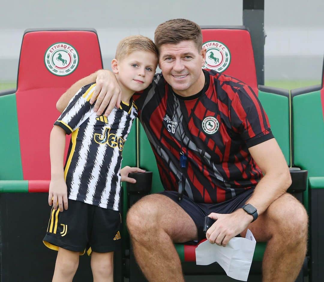 スティーヴン・ジェラードのインスタグラム：「8️⃣ Like father, like son 💚❤️   #Ettifaq   ‎إذا عرفت أن رقم والدي 8️⃣ فحتمًا ستعرف من أكون 💚❤️  #الاتفاق」