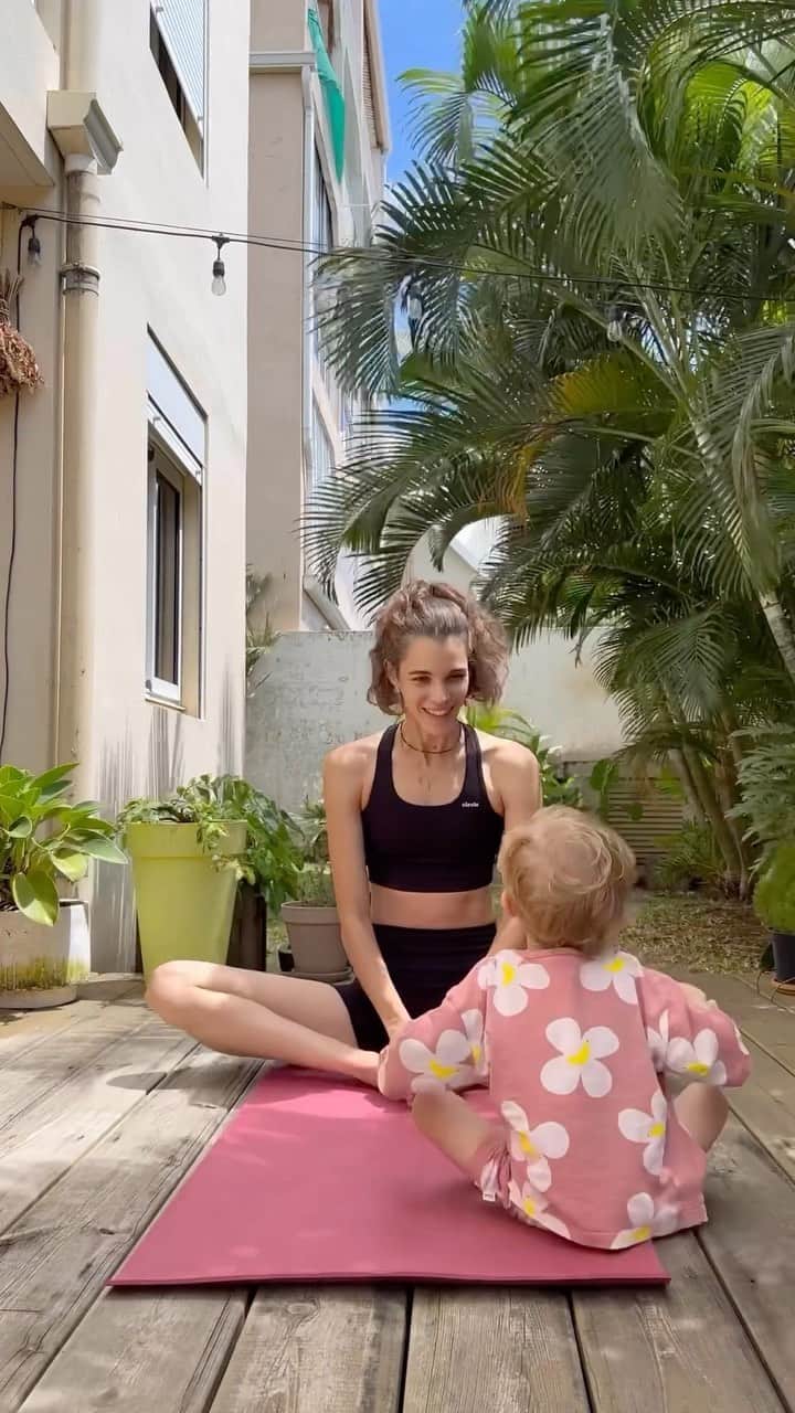 ポーリーヌ・オアロのインスタグラム：「This kind of holiday session 🌴🐨 With my mini yogi   #yoga #tropics #family」