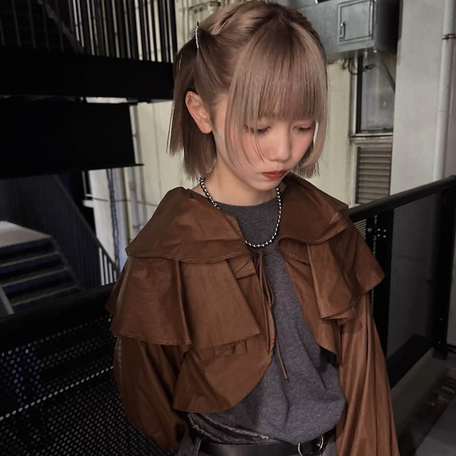 NANOKAのインスタグラム：「ブリーチ2回♡ ホワイトベージュとインナーブラウン、かわいい😽♡ 顔まわりレイヤー入れた🎀  #ミルクティーベージュ #ミルクティーカラー #ホワイトべージュ #ベージュカラー #インナーカラー #ブラウンカラー #ブリーチカラー #ハイトーン #ハイトーンカラー #前髪カット #顔まわりレイヤー」