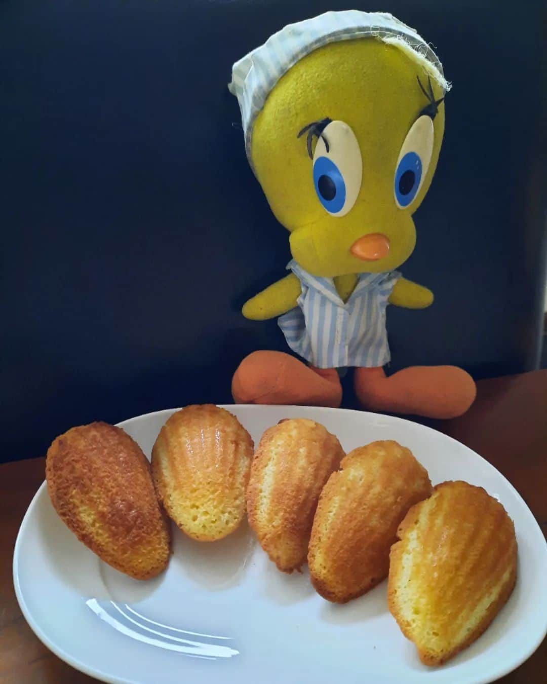 Little Yellow Birdのインスタグラム：「One of my favourite cookies to make - and eat! Madeleines!!  #honeygroveteapartytuesday #littleyellowbird #tweety #tweetykweelapis #adventures #yellow #bird #tuesday #sweet #sweettreat #cookies #bakedgoods #madeleines #homemade #baking #stuffedanimalsofinstagram #plushiesofinstagram」
