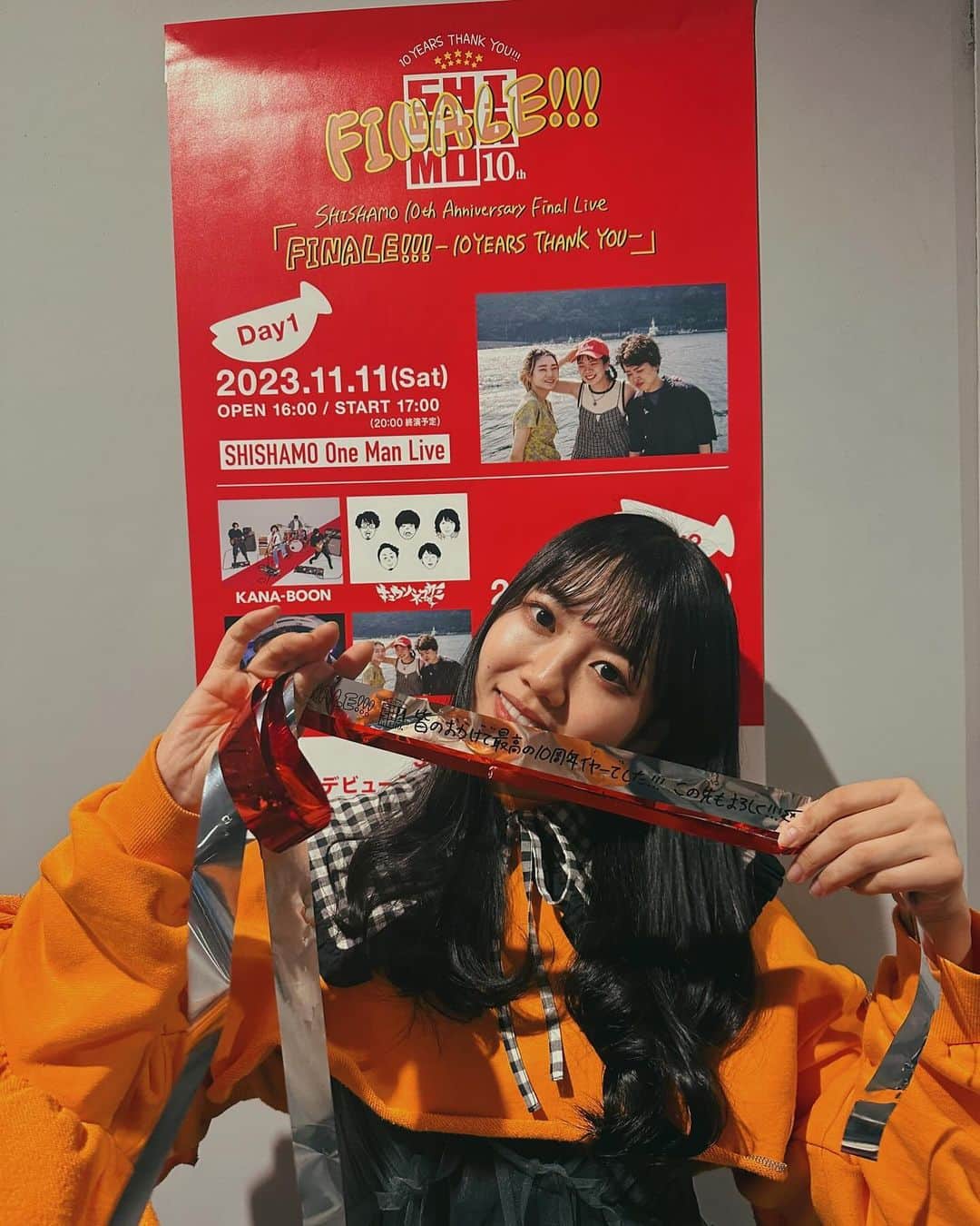 吉川ひよりさんのインスタグラム写真 - (吉川ひよりInstagram)「⁡ ⁡ ✿✿✿✿✿✿ ⁡ ⁡ 𝘚𝘏𝘐𝘚𝘏𝘈𝘔𝘖 ⸜♥⸝ ⁡ 先日SHISHAMOさんの ライブに参戦してきました🐟🐟🐟 ⁡ ⁡ お仕事終わりに急いでライブ会場へ！ 開演時間間に合わなかったんだけど、、 ダッシュで向かって、席ついて30秒後に1曲目が始まったんです！🥹 急いで良かったああああ！ ⁡ 本当にあっという間の幸せな時間でした😌 ⁡ SHISHAMOさんを好きになっての時間は浅いけど、10年で沢山の素敵な曲を生み出してくださって毎日耳から幸せを頂けて🎧素敵なライブを見せて頂けてSHISHAMOさんに感謝です🐟🐟🐟 ⁡ あとこの日、オレンジのトップス着ててそれを朝見た妹がリンクコーデして🍊ライブ会場で合流したんだけど、ボーカルの宮崎朝子さんもその日の衣装オレンジのパーカーで✨めっちゃ嬉しかったって話！です笑 ⁡ ⁡ これからも、私の好きな曲🎧 皆んなにも共有させてね〜♬♬♬ ⁡ ⁡ ⁡ #piyochanstagram #SHISHAMO」11月14日 22時38分 - hiyori_yoshikawa_official