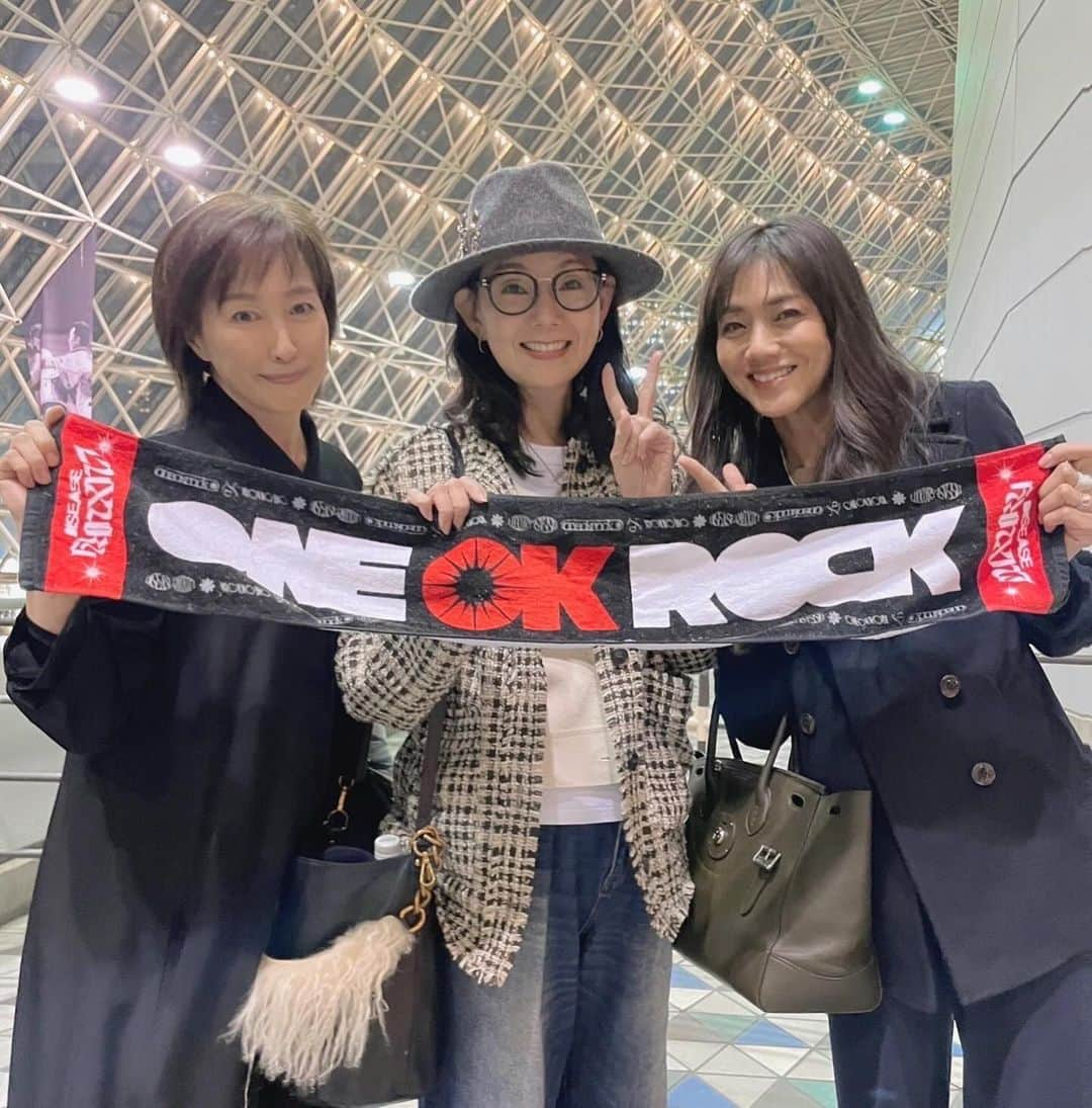 高島礼子のインスタグラム：「偶然、ご一緒しました♪ ONE OK ROCKとMY FIRST STORYの東京ドーム🎵 パワー頂きました🎵  #東京ドーム #LIVE」