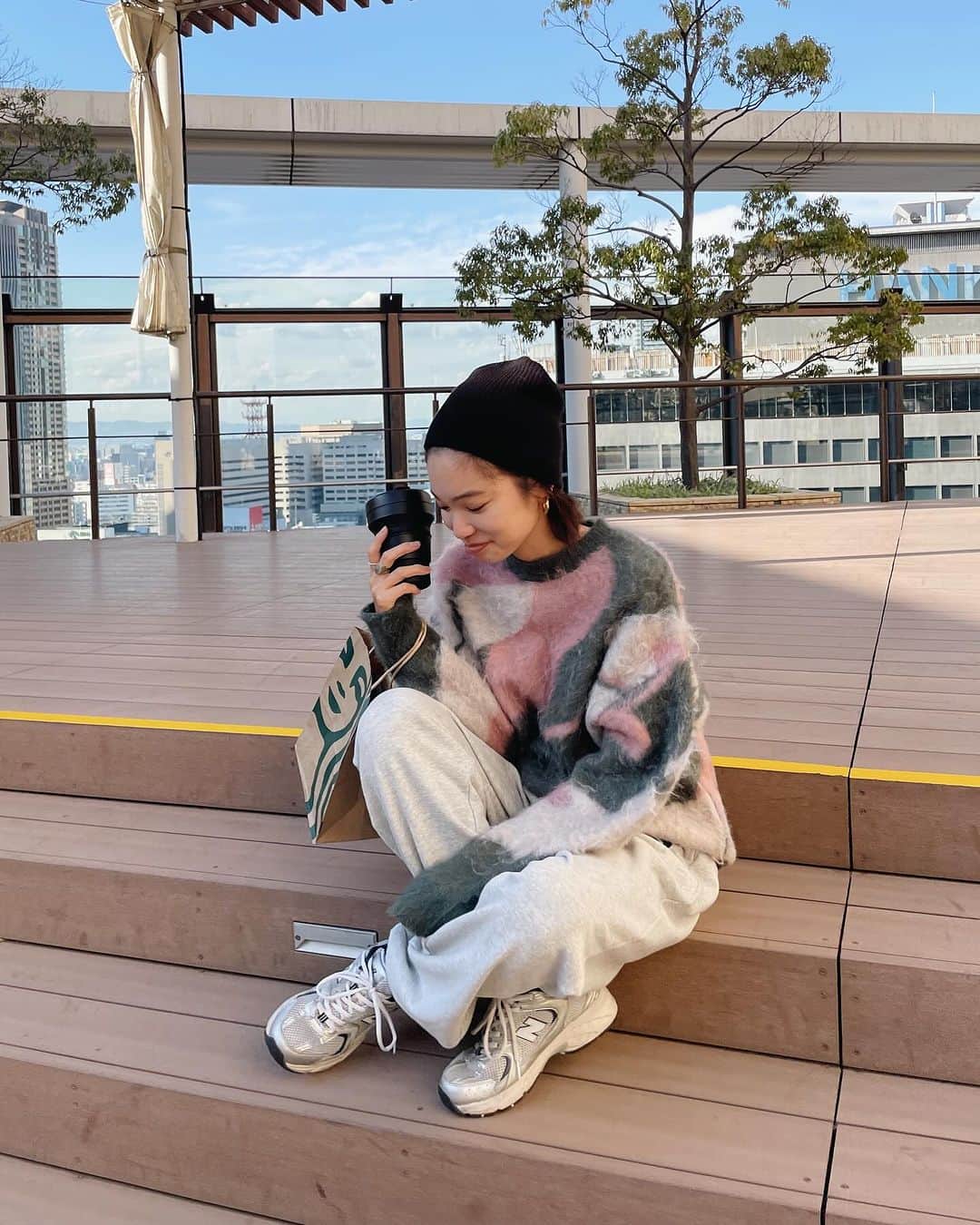 kanetaka ayaのインスタグラム：「・ 3色きてるのでスワイプしてね🩶  おしゃニット🧶新色がでますぅ GRNとMOCが、新色でござますぅ  ニットで新しいデザインってなかなか無いし 配色も派手すぎず、飽きずに使えるデザインニット。 そんでもって、1枚でもあったかいのにふわふわでチクチクなし！  どなたでも、きっと似合うカラーあります🩶  他のcoordinateはアカウントチェック！ ⇒@aya_kanetaka_ ♡ -——————————— #ブラックコーデ#ママコーデ#30代コーデ #ungrid#ungrid_official #ungridコーデ」