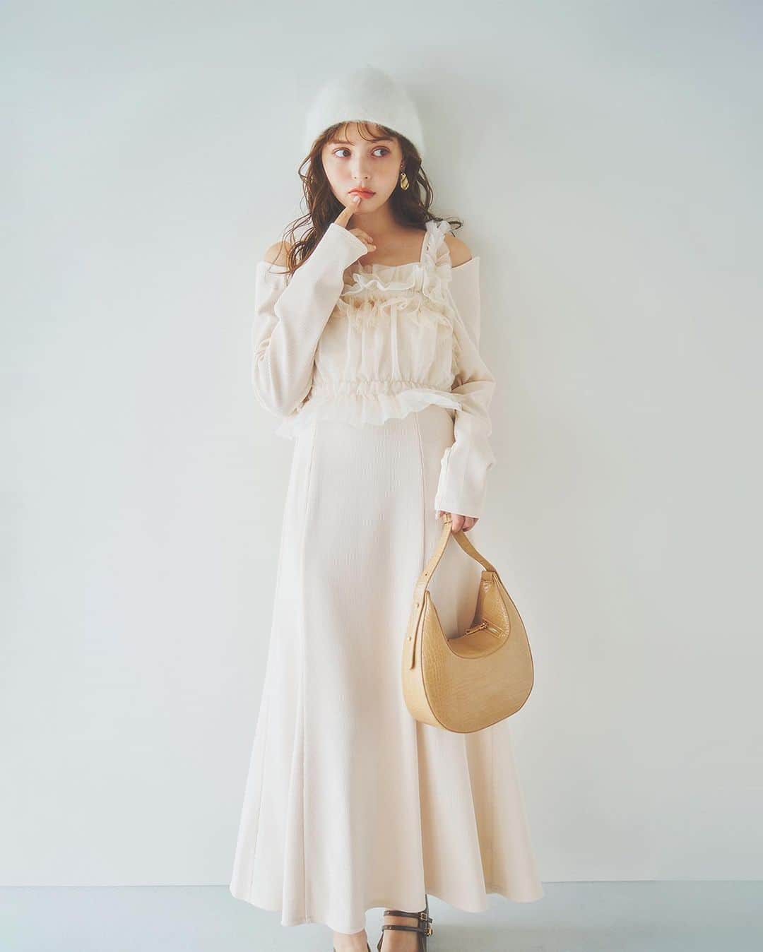 dazzlinのインスタグラム：「_____ Pick up item  大人気レイヤードワンピースもついに新入荷！  チュールビスチェは お持ちのニットやカットソーと合わせて着回し可能◎  今の時期から春まで長く着ていただける1着です。  . ■ One-piece #チュールギャザービスチェカットワンピース price : ￥9,900 ivory / gray / black / mocha size : S / M   . ____________________________________________  アイテム詳細はショッピングタグ or TOPページURLよりチェック🔗 » @dazzlin_official  . 全国のdazzlin staffのスタイリングをチェック👗 » @dazzlin_staff_snap  . #dazzlin #ダズリン #冬服コーデ #冬コーデ #ワンピース #ワンピースコーデ #シュールワンピース #ビスチェ #ワントーン #ワントーンコーデ #キャミワンピース #キャミワンピ #推し活 #カフェ活 #カフェ巡り #参戦服 #参戦コーデ #大人コーデ #大人カジュアル #カジュアルコーデ #きれいめカジュアル #シンプルコーデ」