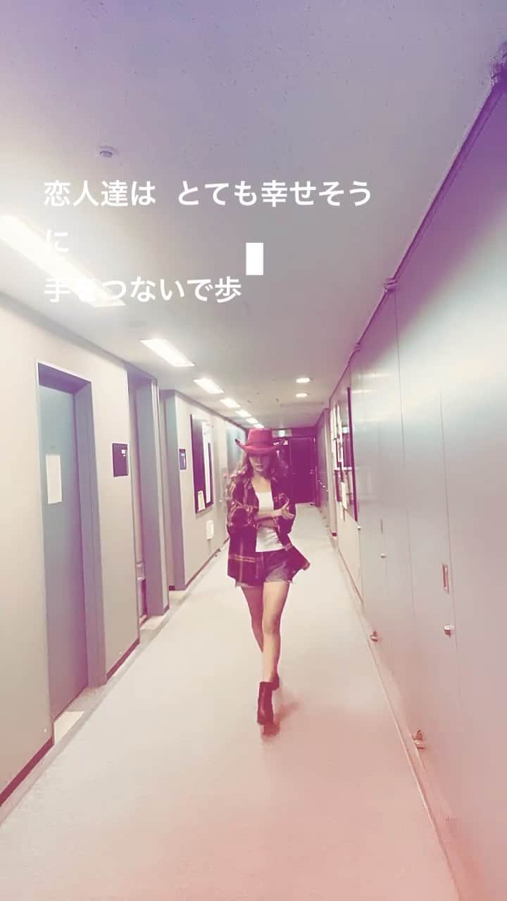 みかんのインスタグラム：「収録の合間にTBSの廊下で 再現してみた😆 appearsのPVものまね(笑) Ayu❤️ 分かる方だけで結構です😆  #appearsのPVものまね #浜崎あゆみ　さん #ものまねみかん #デンカロンハット」