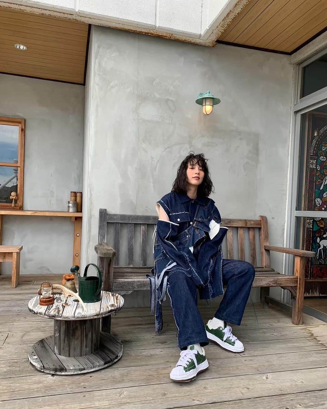 のん（能年玲奈）のインスタグラム：「Oh!Oh!Oh!のミュージックビデオ、オフショット。 衣装好き👖 スタイリストの町野さんが作ってくれたデニムのフリンジ飾りもかわいい！  Styling: @izumimachino Hair&Make up: Shie Kanno  #のんPURSUE」