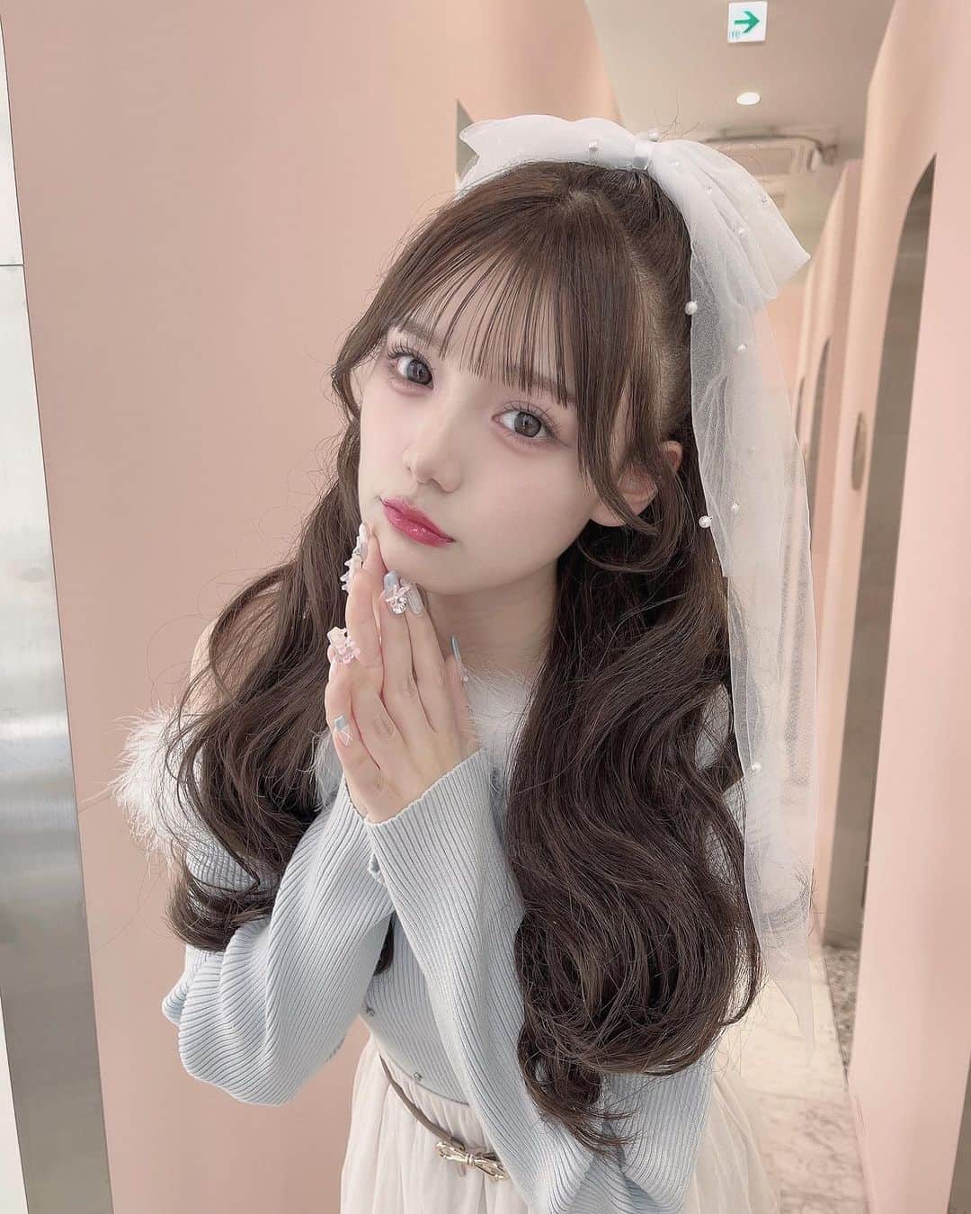 古澤里紗のインスタグラム：「ハーフアップ👸🏼🪞✨  . . .  お話し会のときの！🪞  沢山、お洋服どこの？ って聞かれたお洋服はアンクさんのです！💎🤍''  かわち？  . . . #フレンチガーリー  #ふーりーこーで  #ankrouge  #treatürself」