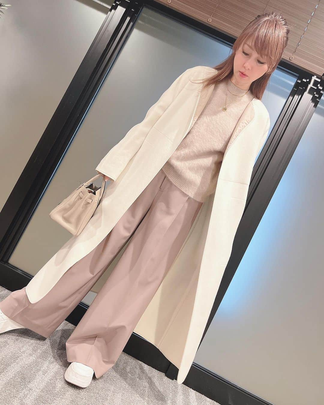 渡辺美奈代のインスタグラム：「今日のcoordinate #ミルクティーベージュ  #50代 #50代ファッション  #ロンハーマン  #HERMES #ZARA」