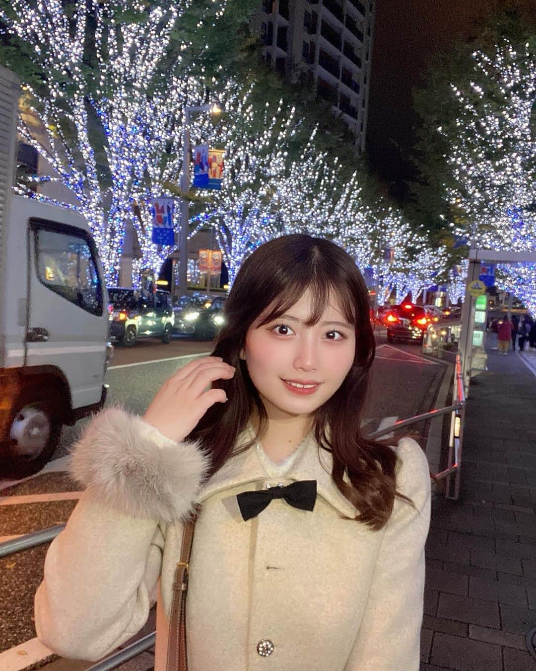 佐藤かれんさんのインスタグラム写真 - (佐藤かれんInstagram)「今年初イルミネーション🪄  デートするならどこ連れてってくれるのー🐕？？  先日、 @sbc_ohtani  さんにエラボトックスしてもらったよー！！ずーっと気になってたから嬉しい！噛み締め癖ある私には毎日の朝起きた時の顎の痛みがなくなったからすごく、やってよかった！！（ ; ; ）  顔周りもすっきりしてうれしー！！  カウンセリングのときもすごく優しくて私の悩みを真摯に聞いてくださって…！美容外科探してたらぜひカウンセリングから行ってみてね！  #PR  #湘南美容外科 #湘南美容外科クリニック #エラボト #エラボトックス注射 #エラボトックス #湘南美容外科高田馬場院 #sbc #ボトックス #イルミネーション #六本木イルミネーション #イルミ #都内イルミ #都内イルミネーション #イルミネーション2023 #女子大生の日常 #アイドル #tokyochristmas #christmasillustration #tokyoilumination #六本木カフェ #六本木 #roppongi #フレガリ #bouquetdemariée #ブーケドゥマリエ #韓国ファッション #美容好きな人と繋がりたい #美容垢 #コートコーデ」11月14日 22時49分 - berobero_baaa