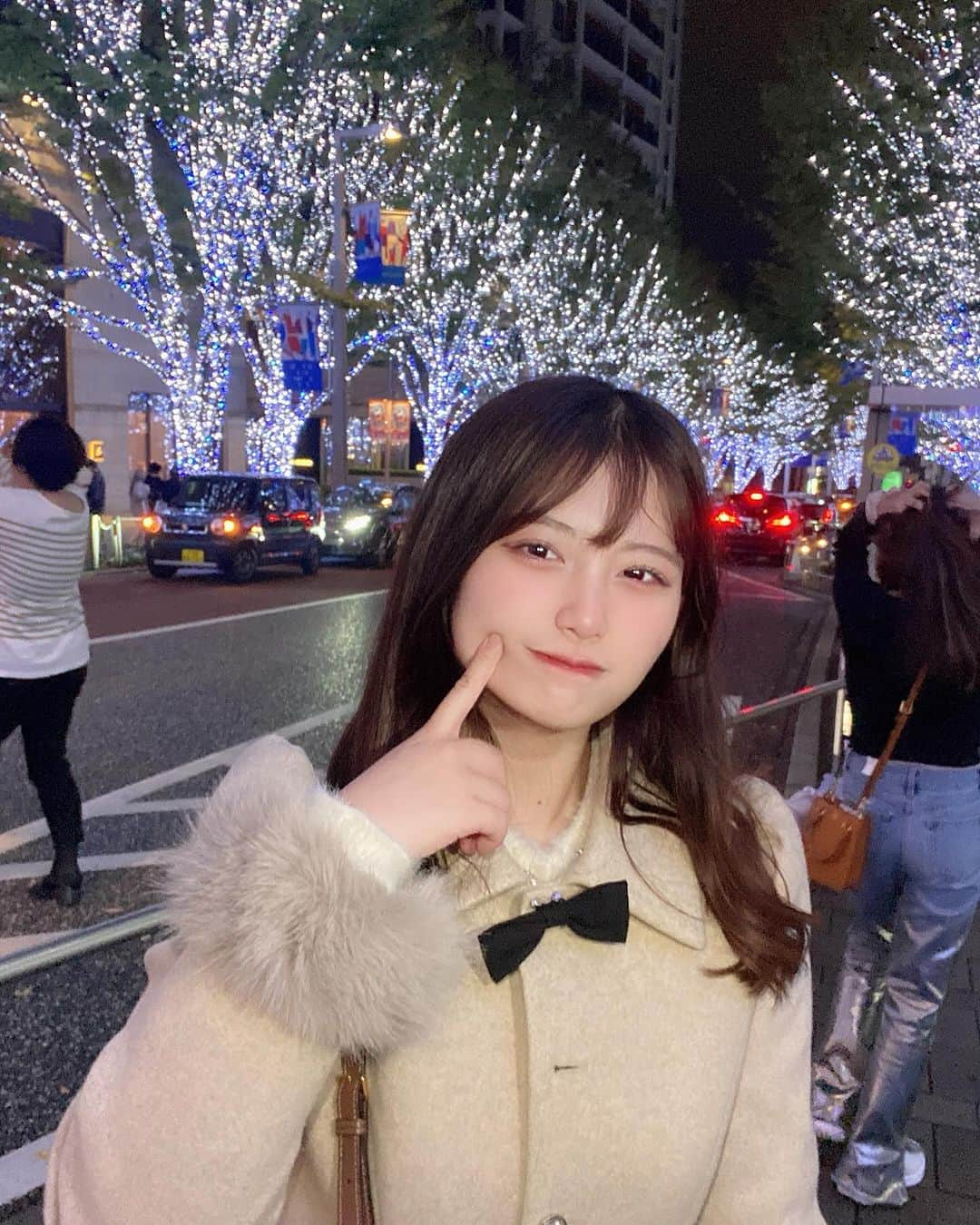 佐藤かれんさんのインスタグラム写真 - (佐藤かれんInstagram)「今年初イルミネーション🪄  デートするならどこ連れてってくれるのー🐕？？  先日、 @sbc_ohtani  さんにエラボトックスしてもらったよー！！ずーっと気になってたから嬉しい！噛み締め癖ある私には毎日の朝起きた時の顎の痛みがなくなったからすごく、やってよかった！！（ ; ; ）  顔周りもすっきりしてうれしー！！  カウンセリングのときもすごく優しくて私の悩みを真摯に聞いてくださって…！美容外科探してたらぜひカウンセリングから行ってみてね！  #PR  #湘南美容外科 #湘南美容外科クリニック #エラボト #エラボトックス注射 #エラボトックス #湘南美容外科高田馬場院 #sbc #ボトックス #イルミネーション #六本木イルミネーション #イルミ #都内イルミ #都内イルミネーション #イルミネーション2023 #女子大生の日常 #アイドル #tokyochristmas #christmasillustration #tokyoilumination #六本木カフェ #六本木 #roppongi #フレガリ #bouquetdemariée #ブーケドゥマリエ #韓国ファッション #美容好きな人と繋がりたい #美容垢 #コートコーデ」11月14日 22時49分 - berobero_baaa