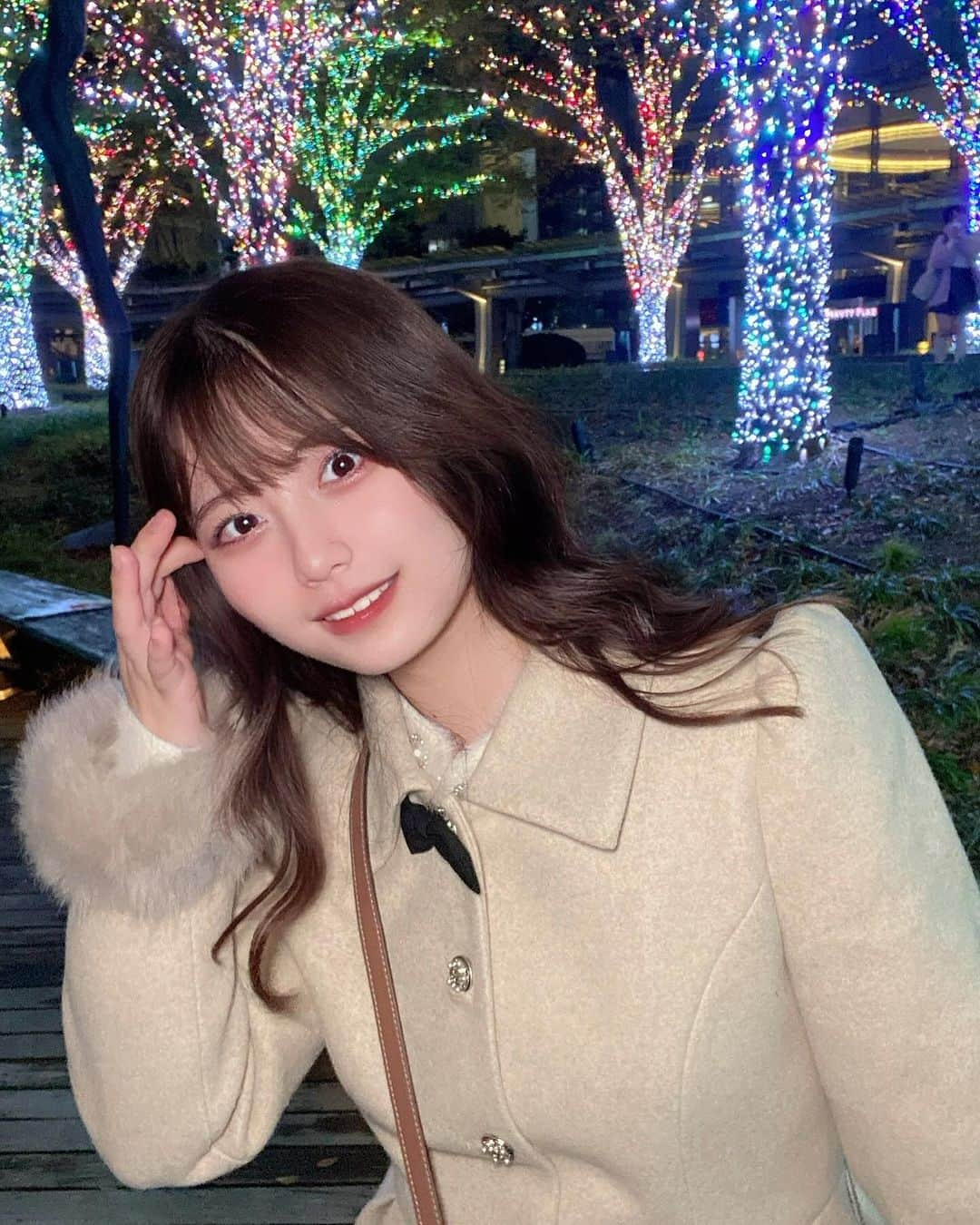 佐藤かれんのインスタグラム：「今年初イルミネーション🪄  デートするならどこ連れてってくれるのー🐕？？  先日、 @sbc_ohtani  さんにエラボトックスしてもらったよー！！ずーっと気になってたから嬉しい！噛み締め癖ある私には毎日の朝起きた時の顎の痛みがなくなったからすごく、やってよかった！！（ ; ; ）  顔周りもすっきりしてうれしー！！  カウンセリングのときもすごく優しくて私の悩みを真摯に聞いてくださって…！美容外科探してたらぜひカウンセリングから行ってみてね！  #PR  #湘南美容外科 #湘南美容外科クリニック #エラボト #エラボトックス注射 #エラボトックス #湘南美容外科高田馬場院 #sbc #ボトックス #イルミネーション #六本木イルミネーション #イルミ #都内イルミ #都内イルミネーション #イルミネーション2023 #女子大生の日常 #アイドル #tokyochristmas #christmasillustration #tokyoilumination #六本木カフェ #六本木 #roppongi #フレガリ #bouquetdemariée #ブーケドゥマリエ #韓国ファッション #美容好きな人と繋がりたい #美容垢 #コートコーデ」