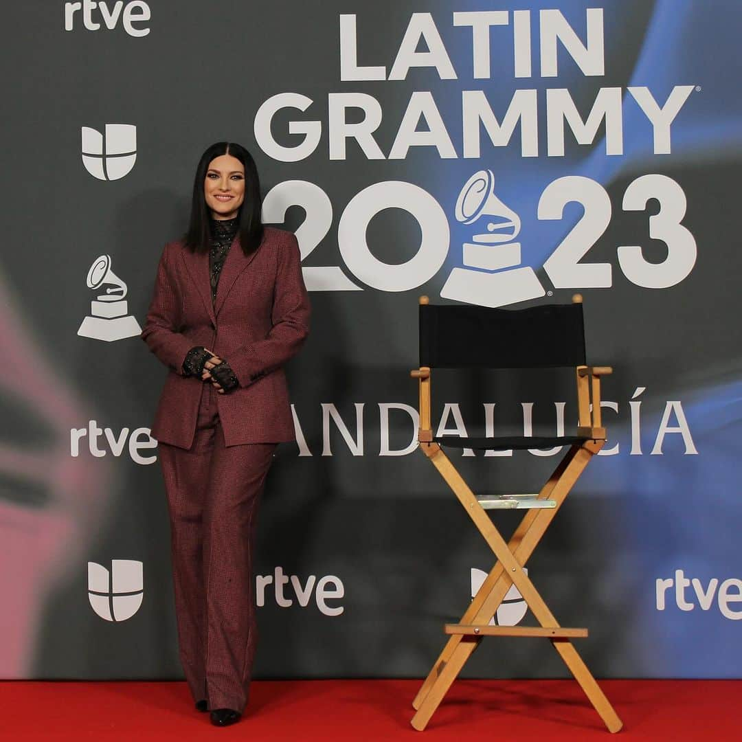 ラウラ・パウジーニのインスタグラム：「¡Que ganas de que llegue mañana! 💙 2023 Person of the year: rueda de prensa.  @latingrammys  #LatinGRAMMY」