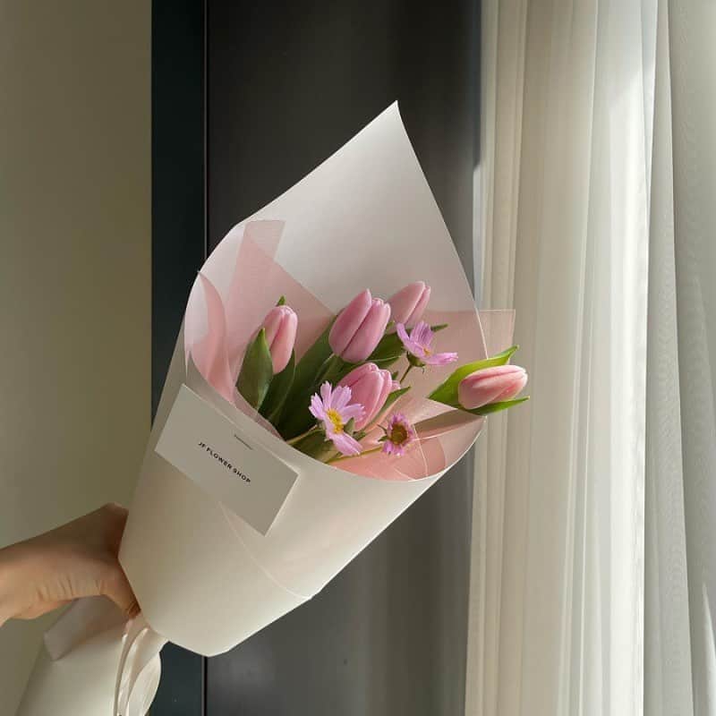 JF flower Shopのインスタグラム：「튤립 꽃다발은 최소 3일전 예약해 주셔야 가능합니다 ❣️」