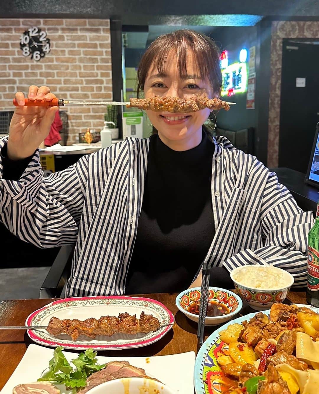 吉竹史のインスタグラム：「新疆ウイグル自治区のお料理がいただけるお店に行ってきました✨  ウイグル族は主にイスラム教を信仰している方が多いので、ムスリムでも食べられる食材を使った絶品ハラール料理が特徴です。  ほんっっと美味しい！最高！  私が持っているのは羊肉の焼き串🐏 噛むごとにラムの力強い味が！！✨ 壮大な異国の大地と風を勝手に一人で感じました✨  ウイグル族ならではのピリ辛ハラール料理、とっても美味しかった！✨  あぁ、また海外旅行色々行きたいなぁ！ 来年こそは色々いくぞー！  #久々に投稿してみました」