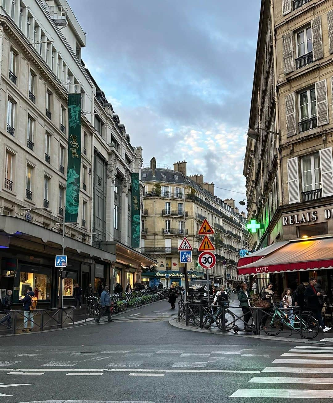 あやかさんのインスタグラム写真 - (あやかInstagram)「日本より寒くて　 コート必須🥶💕  パリ🇫🇷 どこ歩いても 街並みが綺麗すぎる✨  今から電車🚆のって パリ→ストラスブールに移動💖 爆睡してたら一瞬で着いたよ🤣  ドイツ🇩🇪の国境近くの街だから たのしみー！！！ . . #fashion#winterfashion#coat#travel  #europetravel#pari#strasbourg#france  #冬コーデ#コート#ポニテ#ヨーロッパ旅行  #たびじょ#フランス旅行#パリ#イスタンブール」11月14日 22時56分 - nanan.1250