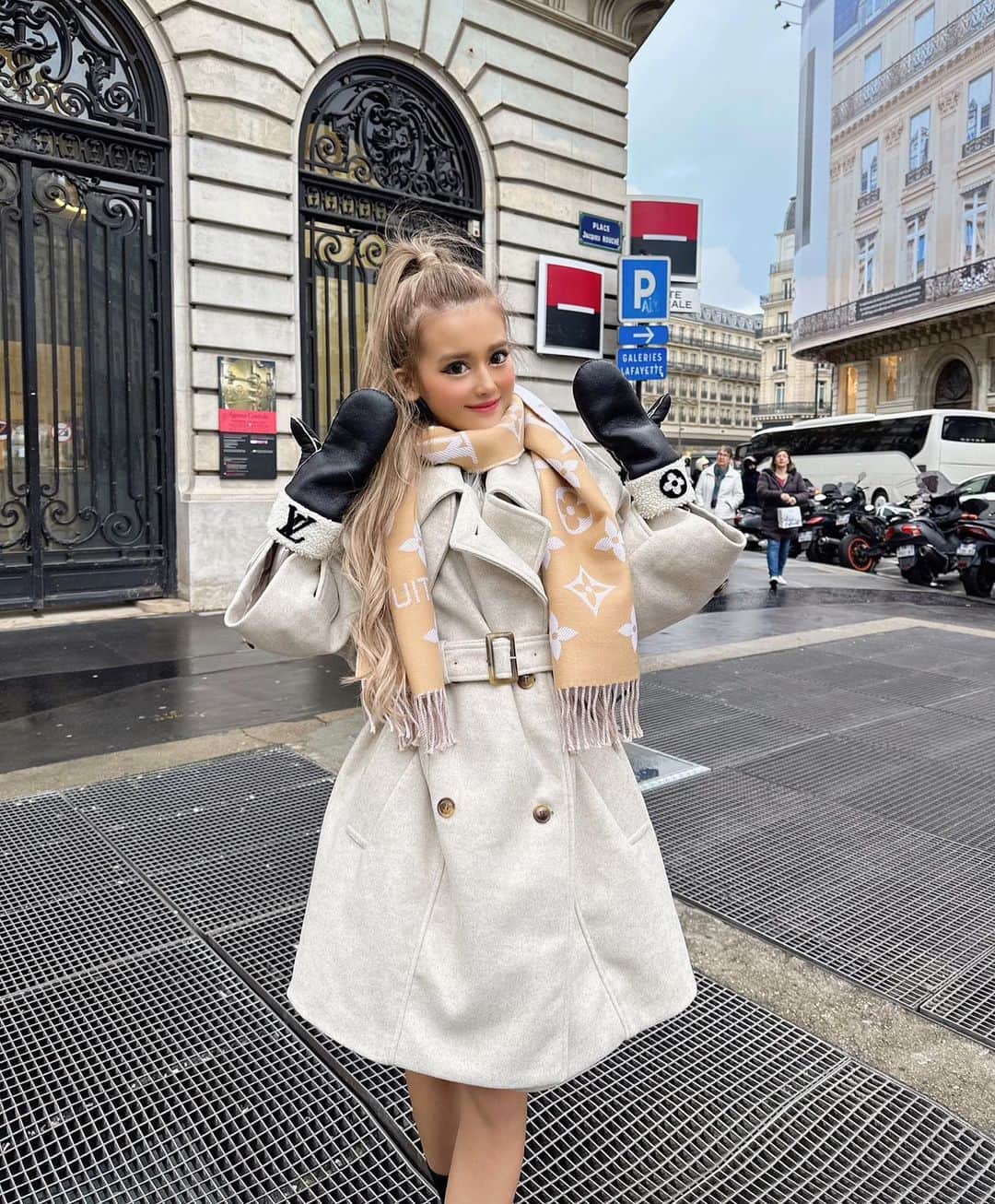 あやかのインスタグラム：「日本より寒くて　 コート必須🥶💕  パリ🇫🇷 どこ歩いても 街並みが綺麗すぎる✨  今から電車🚆のって パリ→ストラスブールに移動💖 爆睡してたら一瞬で着いたよ🤣  ドイツ🇩🇪の国境近くの街だから たのしみー！！！ . . #fashion#winterfashion#coat#travel  #europetravel#pari#strasbourg#france  #冬コーデ#コート#ポニテ#ヨーロッパ旅行  #たびじょ#フランス旅行#パリ#イスタンブール」