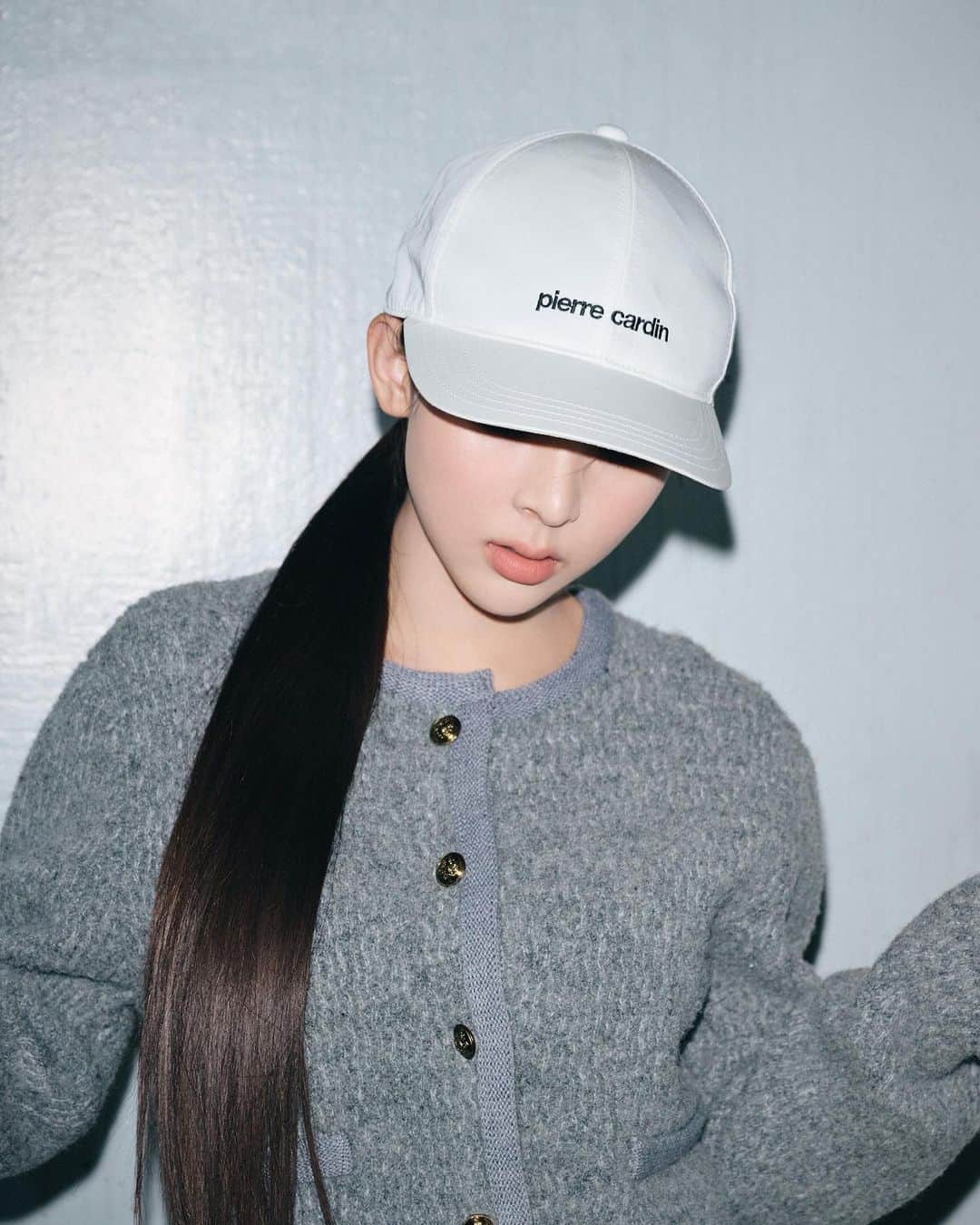 のインスタグラム：「7DAYS OUTFIT WITH MICHI ニューエイジ、ミチと交わすスタイリングダイアログ  pierre cardin ×  FRAY I.D 到着したばかりのピエール・カルダンとのコラボレーションアイテムを軸に、鮮度の高いスタイリングをご提案。 トレンド要素を大人っぽくシフトした着こなしから、日常をちょっと特別に魅了するテクニックまで。 新世代のファッションアイコン、ミチが1WEEKコーディネートに身を包み、高感度にアプローチ。 @mi0306chi  -DAY6- トップス感覚でまとうニットジャケットルック。 スカート合わせでコンサバに転びそうなところを、カラーリングと小物使いで遊び心をプラス。 繊細なラメと発色の良さで視線を奪うライムカラーは、マニッシュなグレーと組み合わせて洗練さを引き出して。  Knit jacket ¥24,200 (tax in)  Knit skirt ¥16,500 (tax in)  ※ONLINE STOREでは完売。店舗は11月下旬入荷予定です。 Cap [pierre cardin] ¥20,900 (tax in) Shoes ¥24,200 (tax in)  ●POP UP STOREについて 全国の主要店舗にて、期間限定でPOP UP STOREをオープンいたします。  ■ジェイアール名古屋タカシマヤ店 5階 　期間：11月8日(水)～11月14(火) 　営業時間：10:00～20:00  ■阪急うめだ本店 4階 　期間：11月9日(木)～11月15(水) 　営業時間：10:00～20:00  ■博多阪急店 1階メディアステージ横 　期間：11月22日(水)～11月28(火) 　営業時間：10:00～20:00  ●pierre cardinについて ピエール・カルダンは1950年にアトリエを設立、1959年にオートクチュールデザイナーとして初めてプレタポルテを発表し「モードの民主化」を図る。 その後もデザイナーで初めてライセンスビジネスを興し、家具、車、ジェット機までライフスタイルに関わるあらゆる商品をデザイン。 1960年代に発表した代表作「コスモコールルック」をはじめ、グラフィカルなデザインとカラー、常に時代の先を行くクリエーションは多くのデザイナーに影響を与えた。  #frayid #pierrecardin #michi」