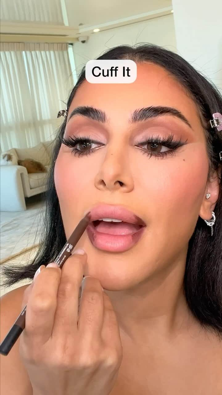 Huda Kattanのインスタグラム：「Hey guys, here’s my Lip Cuffing technique for the juiciest, poutiest-looking lips in just 5 easy steps 💋✨ Grab your Lip Contour 2.0 to try this:  1️⃣ Cuff it: Define the corners with a deep shade - I’m using shade Rich Brown 2️⃣ Blend it: Use your fingers or a brush to blend 3️⃣ Link it: Connect with a lighter shade - Warm Brown is my go-to! 4️⃣ Fill it: Pop on your fave lip color – I’m using #FauxFilter Color Corrector (shade Peach) for this! 5️⃣ Gloss it: Seal the deal with some gloss for that extra juicy finish – I’m using our NEW Pretty Grunge Silk Balm in Goth Gloss!   #LipCuffing - let me know if you try this!」