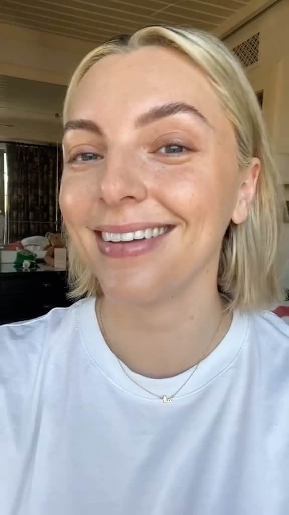 COVERGIRLのインスタグラム：「A touch of gloss and definition for your lashes, perfect for those no-makeup days. @esteelalonde wears Professional Natural Lash in Clear.  NOW available at @fivebelow 🛒  #EasyBreezyBeautiful #Covergirl」