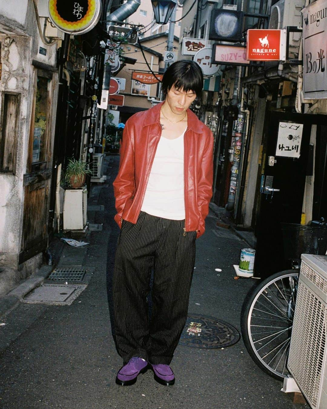 シュプリームさんのインスタグラム写真 - (シュプリームInstagram)「Supreme®/Dr. Martens®. 11/16/2023  Supreme has worked with Dr. Martens® on a new version of the Ramsey Creeper. The shoe features suede and metallic leather upper with AirWair® cushion sole, piping at toe panel, printed logos on insole and debossed logo at heel. Made exclusively for Supreme, the Ramsey Creeper will be offered in three color ways.   Available November 16th.   Available in Japan and Seoul November 18th.」11月14日 23時00分 - supremenewyork