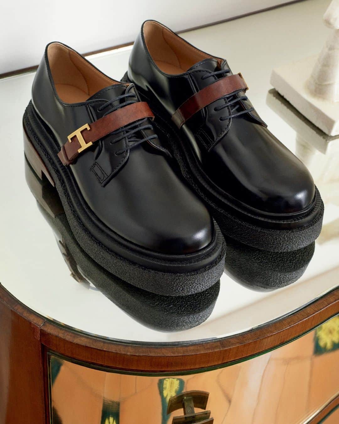 トッズのインスタグラム：「Traditional craftsmanship meets timeless details in the lace-up shoe from the #TodsFW23 collection.  Photographer: @karimsadli  #Tods #TTimeless」