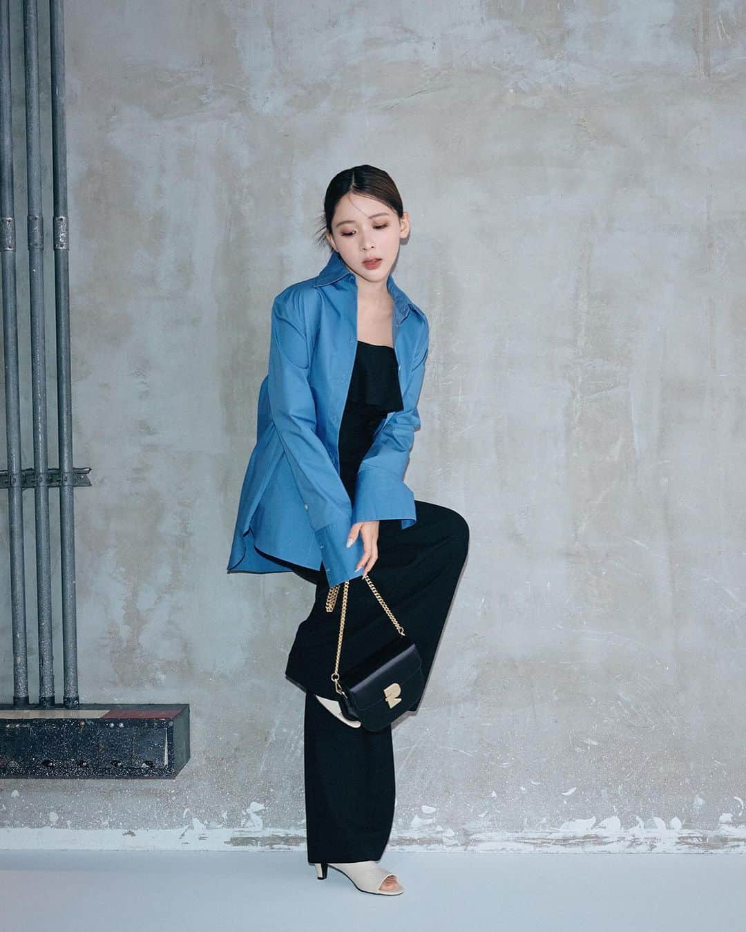 のインスタグラム：「7DAYS OUTFIT WITH MICHI ニューエイジ、ミチと交わすスタイリングダイアログ  pierre cardin ×  FRAY I.D 到着したばかりのピエール・カルダンとのコラボレーションアイテムを軸に、鮮度の高いスタイリングをご提案。 トレンド要素を大人っぽくシフトした着こなしから、日常をちょっと特別に魅了するテクニックまで。 新世代のファッションアイコン、ミチが1WEEKコーディネートに身を包み、高感度にアプローチ。 @mi0306chi  -DAY7- 胸元のラッフルフリルとタック入りのワイドシルエットがモードに引き上げるセットアップは、ブルーのシャツでメンズライクにハズして緊張感を和らげる。シックなボディデザインにゴールドが煌めくショルダーバッグが、エレガンスな装いにマッチ。  Shirt [pierre cardin] ¥20,900 (tax in) Bare top ¥15,400 (tax in)  Pants ¥24,200 (tax in) Bag [pierre cardin] ¥48,400 (tax in) Shoes ¥19,800 (tax in)  ●POP UP STOREについて 全国の主要店舗にて、期間限定でPOP UP STOREをオープンいたします。  ■ジェイアール名古屋タカシマヤ店 5階 　期間：11月8日(水)～11月14(火) 　営業時間：10:00～20:00  ■阪急うめだ本店 4階 　期間：11月9日(木)～11月15(水) 　営業時間：10:00～20:00  ■博多阪急店 1階メディアステージ横 　期間：11月22日(水)～11月28(火) 　営業時間：10:00～20:00  ●pierre cardinについて ピエール・カルダンは1950年にアトリエを設立、1959年にオートクチュールデザイナーとして初めてプレタポルテを発表し「モードの民主化」を図る。 その後もデザイナーで初めてライセンスビジネスを興し、家具、車、ジェット機までライフスタイルに関わるあらゆる商品をデザイン。 1960年代に発表した代表作「コスモコールルック」をはじめ、グラフィカルなデザインとカラー、常に時代の先を行くクリエーションは多くのデザイナーに影響を与えた。  #frayid #pierrecardin #michi」