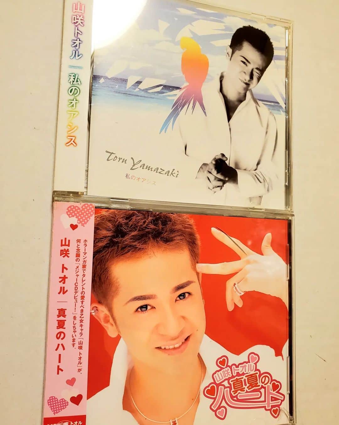 山咲トオルのインスタグラム：「作詞家の三浦徳子さん(三浦徳子先生)は。  20年前の、2003年にCDで大変お世話になり、以来。  私を気にかけて下さり。 年に１度、食事会を開いてくださる関係に。  「トオル君、お林檎を食べて」と年末に贈って下さったり。  良い思い出、優しくして下さいました思い出しか思い浮かばないのね。  訃報の連絡が入りまして。 衝撃の中、黙祷をしたのですが。  「コロナ禍から三浦さんに、ただ、会えていないだけ」  としか、まだ思えないのが本心なんです。  心より感謝し、ご冥福をお祈り申し上げます。」