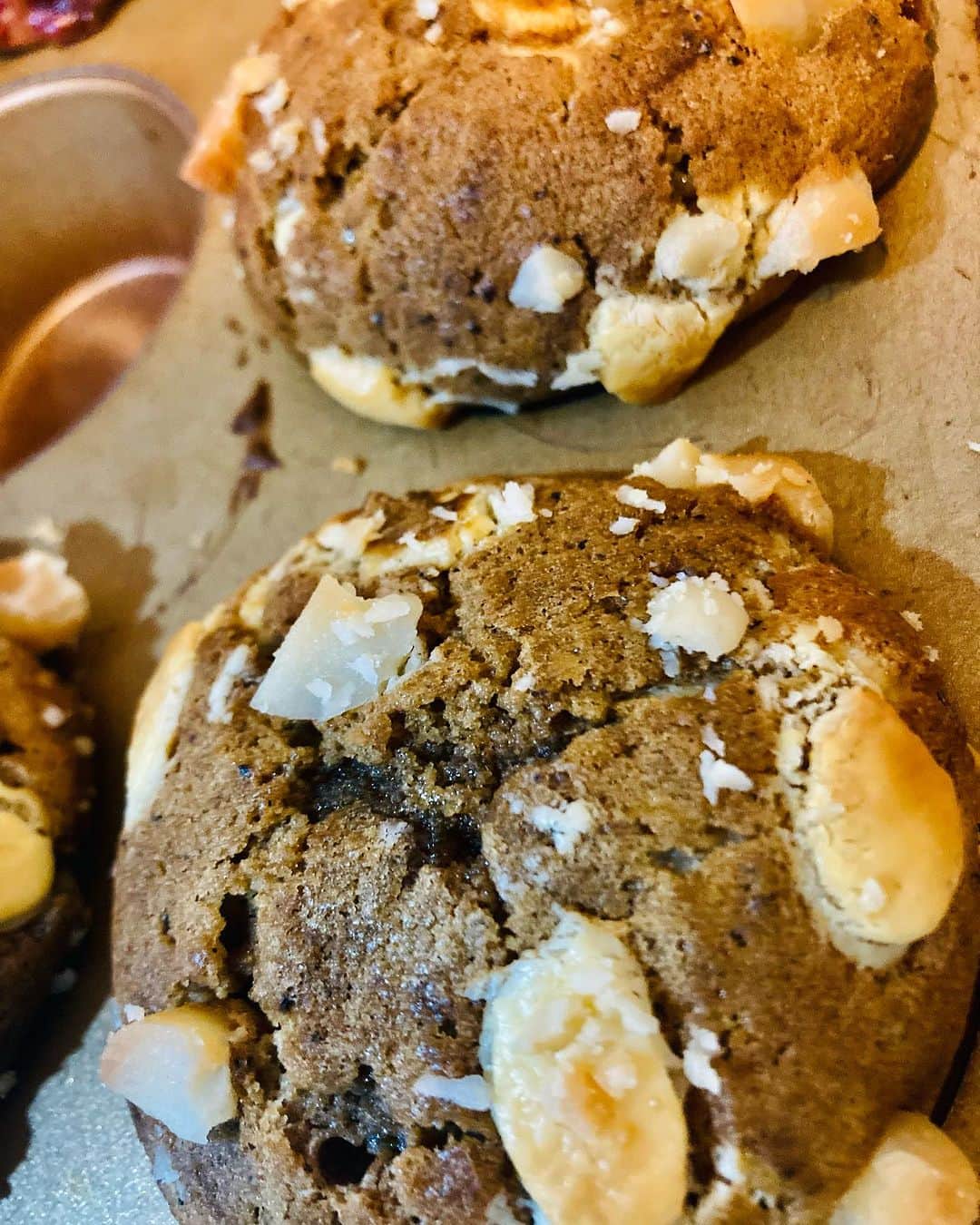 The Bakeさんのインスタグラム写真 - (The BakeInstagram)「《White Moca Macadamia 》 ホワイトチョコレート コーヒー コーヒーアーモンドクリーム マカダミアナッツ  ホワイトチョコレートと珈琲の組み合わせは なんて美味しいんだろう マカダミアナッツってなんでこんなに美味しんいんだろ というようなマフィンです  #muffin #muffins #moca #coffee #breaktime #coffeebreak #macadamia #ホワイトモカ #マフィン #マカダミアナッツ」11月14日 23時12分 - the_bake1121