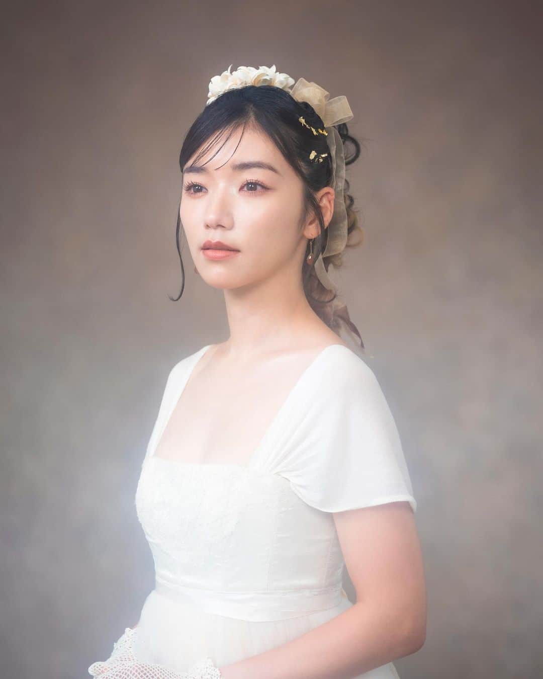 松嶋初音のインスタグラム：「10回目の結婚記念日ということでウェディングフォトを撮影しました。  10年前に着用していたウェディングドレスをリメイクしたのですが、ギリギリのスケジュールにも関わらず私がイメージした「進化」が絶妙なバランスで再現されていて本当に感動しました。  10年前に着た時のウェディングドレスも素敵だったのに更に魅力を倍増できるなんて。  本当にありがとうございます。  ドレスはsuzuki takayukiのものです。 とても素敵ですし10年経ってもアフターケアをしっかりして下さるので心よりお勧め致します。  この日のメイクは大好きなさとかなちゃん。 @sato__kanako  とっても素敵に仕上げてくれてありがとう💗  最高の写真を撮ってくれたのは池田さん！ @ike_yukai  完璧過ぎて仕上がり見て涙出ました🤣 ありがとうございます！   #結婚記念日」