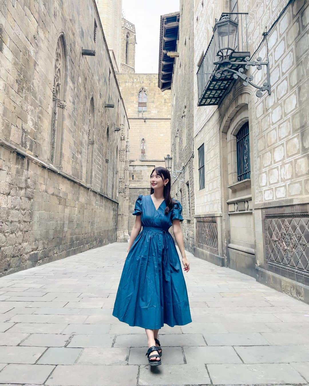 日野礼香のインスタグラム：「バルセロナのゴシック地区🇪🇸 中世ヨーロッパな雰囲気がツボすぎた✨  #spain #spaintravel #trip #travel #tripstagram #travelstagram  #japanesegirl #spaintrip #barcelona #スペイン #スペイン旅行 #バルセロナ #スペイングルメ #海外旅行 #旅好き #旅好き女子 #タビジョ #旅スタグラム #旅グルメ  #ゴシック地区 #旧市街」