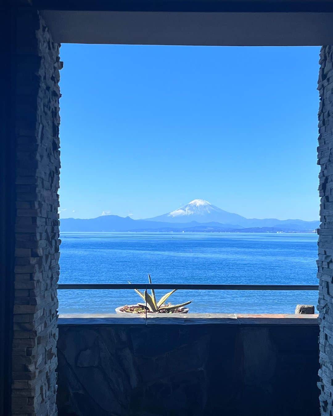 Hiroe Hiranoのインスタグラム：「絶景の富士山をみながらランチミーティング。 爽快なお天気だった✨  ２か月を過ぎ、お仕事もすこーしずつ再開。  ライフワークと思っている仕事は好きなので。 身体は無理せず、マイペースに。 心地よい人たちと進めています💎  また今夜は、JOYFUL VILLAGE のコミュニティの トークライブで。大切にしているサードプレイス🌳  セルフコンパッション についてや、最近の近況もシェア。 新メンバーたちも参加してくれて。 あっという間の時間で、良き時間だったね🌱☺️  @_joyful.village_   人に恵まれているなぁ。 改めて、感謝を感じた一日なのでした✨  ホリデーシーズンが始まりますね🎄 おうちの飾り付けの素材をゲット❤️💚  今年のクリスマスは、カリフォルニア🇺🇸🩵 楽しみ😊  #mtfuji #nofilter #beachlife #happyholidays」