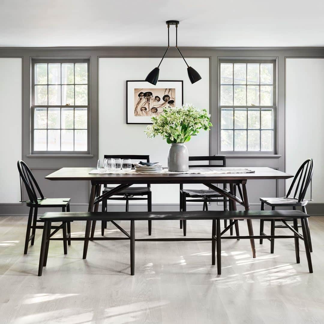 HGTVさんのインスタグラム写真 - (HGTVInstagram)「Painted trim? Yeah, we're into it 😍⁠ ⁠ We like to think of it as the icing on top of a cake. Painted trim has the power to take any room from average to awe-inspiring.⁠ ⁠ What do you think? Drop your room pick in the comments ⬇️⁠ ⁠ Head to the 👉 link in bio for even more painted trim ideas. #HGTVDesign⁠ ⁠ 📸: Peter Baker, @marcusmeisler, @karynmillet, @amandakirkpatrickphoto, @luxuryportfolio, @davidtsay」11月14日 23時07分 - hgtv