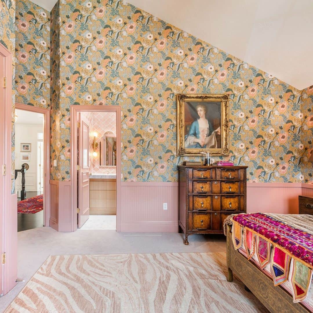 HGTVさんのインスタグラム写真 - (HGTVInstagram)「Painted trim? Yeah, we're into it 😍⁠ ⁠ We like to think of it as the icing on top of a cake. Painted trim has the power to take any room from average to awe-inspiring.⁠ ⁠ What do you think? Drop your room pick in the comments ⬇️⁠ ⁠ Head to the 👉 link in bio for even more painted trim ideas. #HGTVDesign⁠ ⁠ 📸: Peter Baker, @marcusmeisler, @karynmillet, @amandakirkpatrickphoto, @luxuryportfolio, @davidtsay」11月14日 23時07分 - hgtv