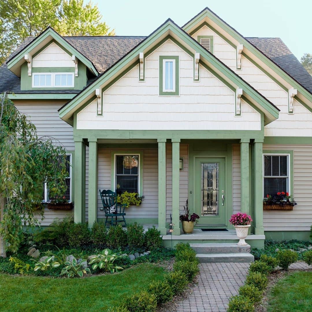 HGTVのインスタグラム：「Painted trim? Yeah, we're into it 😍⁠ ⁠ We like to think of it as the icing on top of a cake. Painted trim has the power to take any room from average to awe-inspiring.⁠ ⁠ What do you think? Drop your room pick in the comments ⬇️⁠ ⁠ Head to the 👉 link in bio for even more painted trim ideas. #HGTVDesign⁠ ⁠ 📸: Peter Baker, @marcusmeisler, @karynmillet, @amandakirkpatrickphoto, @luxuryportfolio, @davidtsay」
