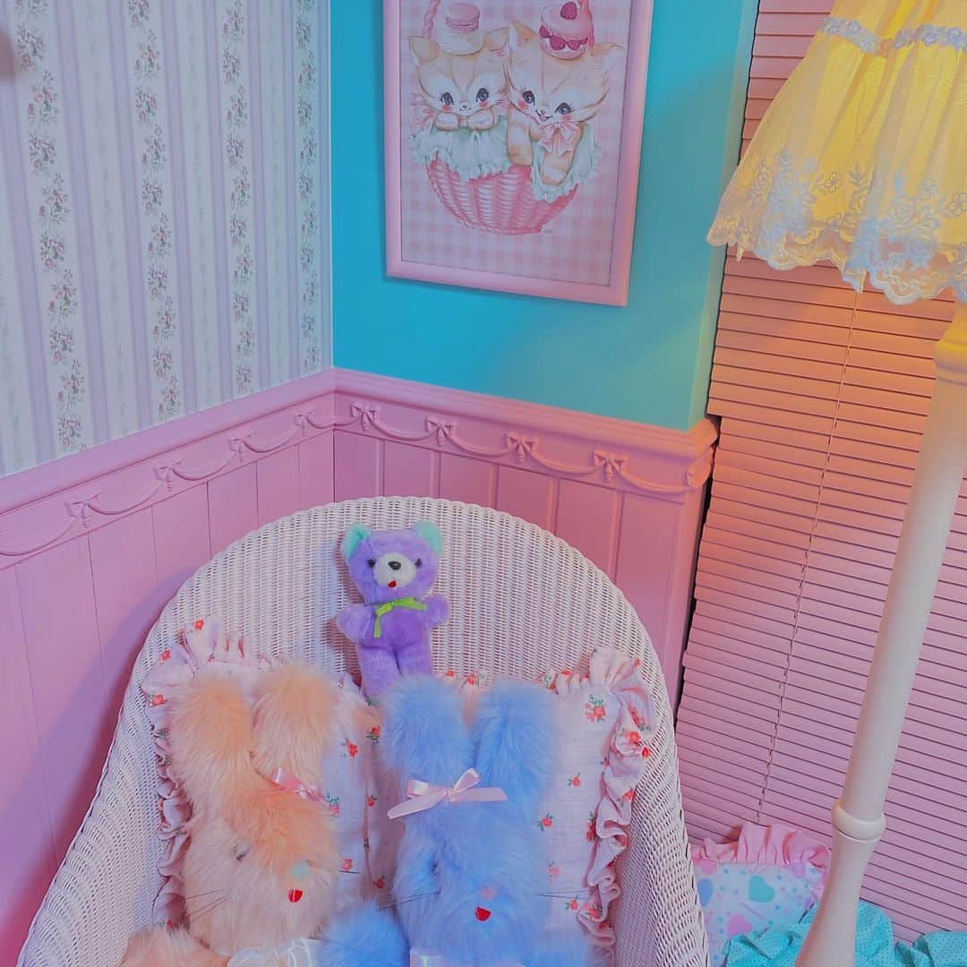 まろんちゃんのインスタグラム：「さーねよかな  #fancytoy#vintagetoys#pinkroom#kidsroom#ファンシー#ゆめかわ#パステル#ビンテージトイ#キッズルーム #子供部屋 #ピンクルーム#ピンク部屋#ゆめかわいい#myroom#おもちゃ部屋#ファンシートイ #pink#ピンク#インテリア#アンティーク家具#ガーリーインテリア#インテリアコーディネート#フレンチガーリー」