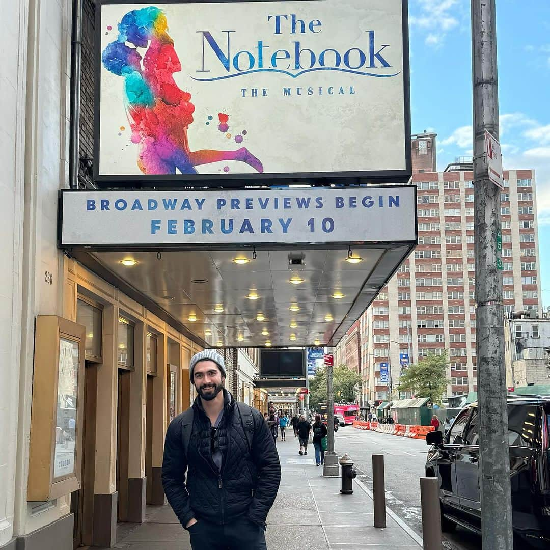 アレックス・ブノワのインスタグラム：「Surprise! We’re moving to NY!  Been holding onto this for a bit (hence sneaky marquee shots from last month), but still have yet to really find the words! For now, I just want to say how unbelievably grateful I am. Grateful for this show. Grateful for this wonderful company. Grateful to my family, to my friends, and most of all,  Grateful to Jordan. This is a show about love, time, and absolute belief, three things I now understand thanks to her. Without her grace, support, and occasional kicking of my ass (when needed), this dream would never have become a reality.  I’ve been so incredibly blessed in my life in so many ways (this being one of them), but without a doubt the greatest has and always will be her! @notebookmusical」