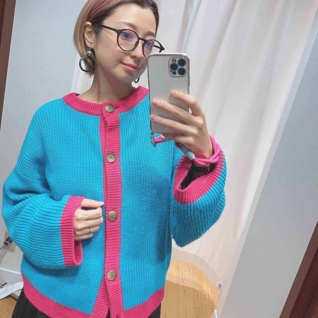 春花きららさんのインスタグラム写真 - (春花きららInstagram)「本日のコーデ🧶  ちょいとクセありなバイカラーアイテム☺︎  🏷️畔ニットカーディガン 　4色展開です！  前後の丈感を変えていないので、 前と後ろと両方のフェイスで使えます！！  畔編みのざっくり感がとてもかわいくてお気に入り♡  #contresse  #コントレッセ  #日本製ニット  #新潟県加茂市  #秋冬  #ファッション  #ニット  #ニットバッグ  #ニットコート  #畔編み  #ニットカーディガン #ニットコーデ  #レディース」11月14日 23時08分 - maiko_kirara