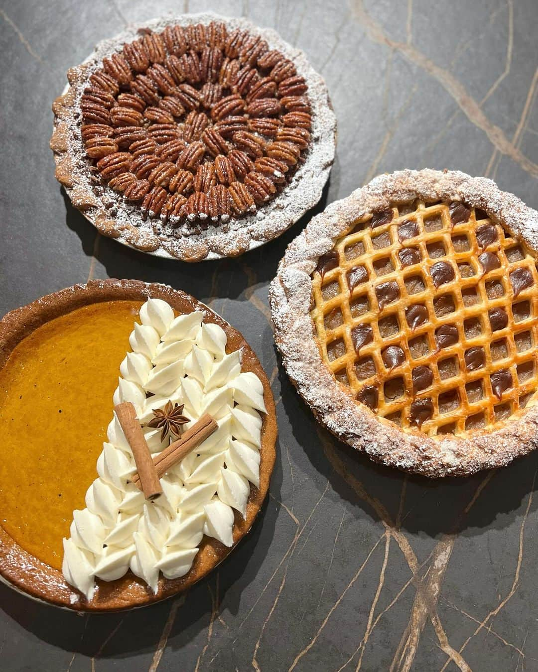 DOMINIQUE ANSEL BAKERYのインスタグラム：「T-minus 9 days until Thanksgiving! We’ve got Thanksgiving dessert for you, with our annual trio of classic pies: Extra Silky Pumpkin Pie (tripled strained for a smooth and creamy pumpkin custard in a gingerbread crust); Bourbon Pecan Pie (gooey brown sugar molasses, a splash of Bourbon, and crunchy pecans in a vanilla sablé crust); and Salted Caramel Apple (fresh Gala apples slowly caramelized with apple cider in a lattice-topped crust with soft caramel and Maldon sea salt). Preorder now for pick-ups TUES 11/21-THURS 11/23 at DominiqueAnselNY.com for SoHo Bakery pick-ups, and DominiqueAnselWorkshop.com for Flatiron Workshop pick-ups. (We’re open Thanksgiving Day at both locations 7am-1pm). 🥧🦃🍎 And our final batch of Bourbon Pecan and Salted Caramel Apple pies are up for nationwide shipping ✈️ at DominiqueAnselOnline.com too.」