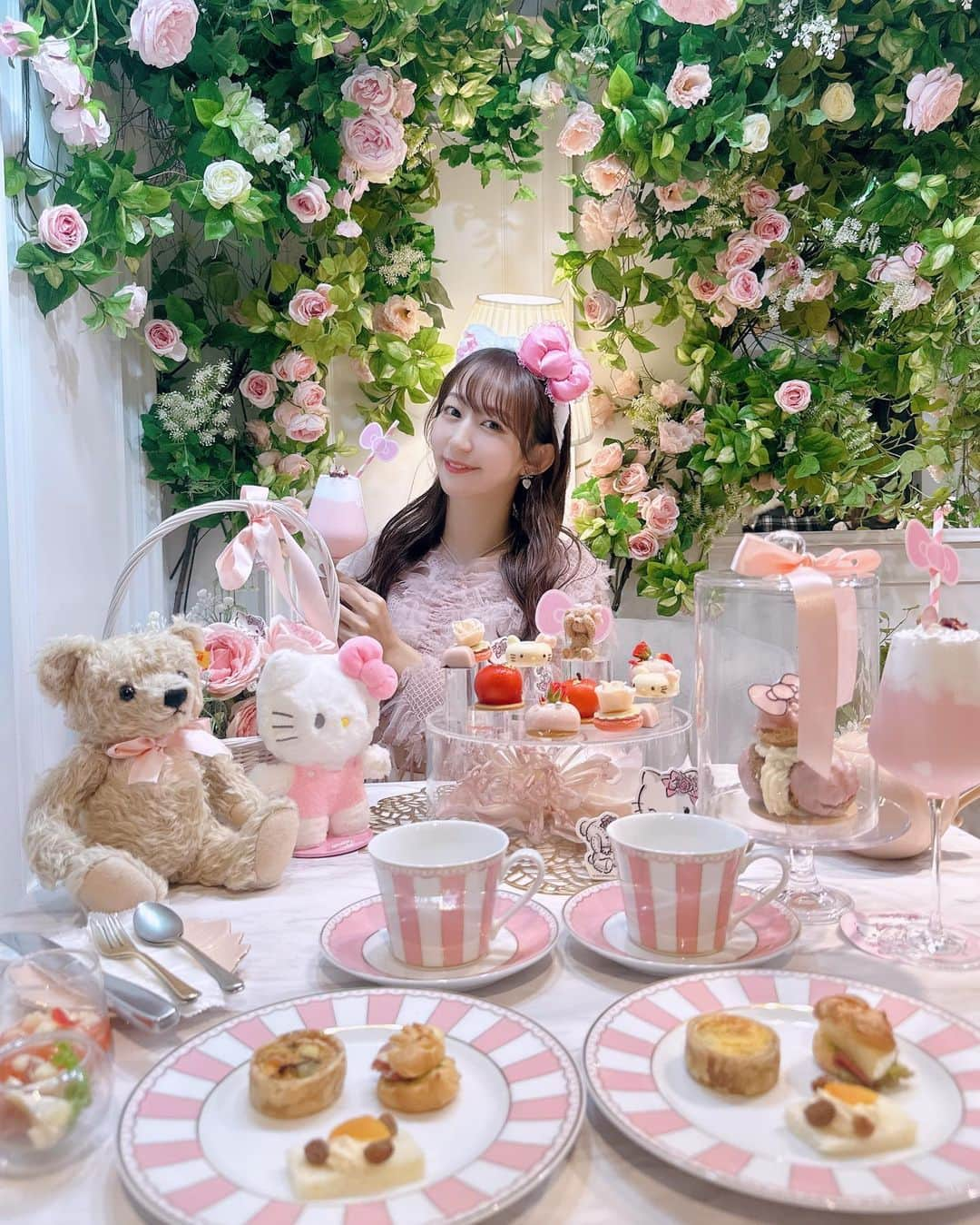 やっこのインスタグラム：「🎀💐🎀💐 ⁡ ⁡ ⁡ ⁡ GingerGarden AOYAMAの キティーちゃんコラボアフヌン🐱🎀 お友達と行ってきました❕ ⁡ 可愛すぎ空間〜🥲 ずっといたいくらい可愛かった…🥺 お洋服はピンクにしました🩷 ⁡ ⁡ tops #seemi  skirt #grl  ⁡ ⁡ ⁡ ⁡ ⁡ #アフターヌーンティー #aoyamagingergarden #青山ジンジャーガーデン #ハローキティ #アフヌン ＃ヌン活 #afternoontea #ootd #ピンクコーデ」