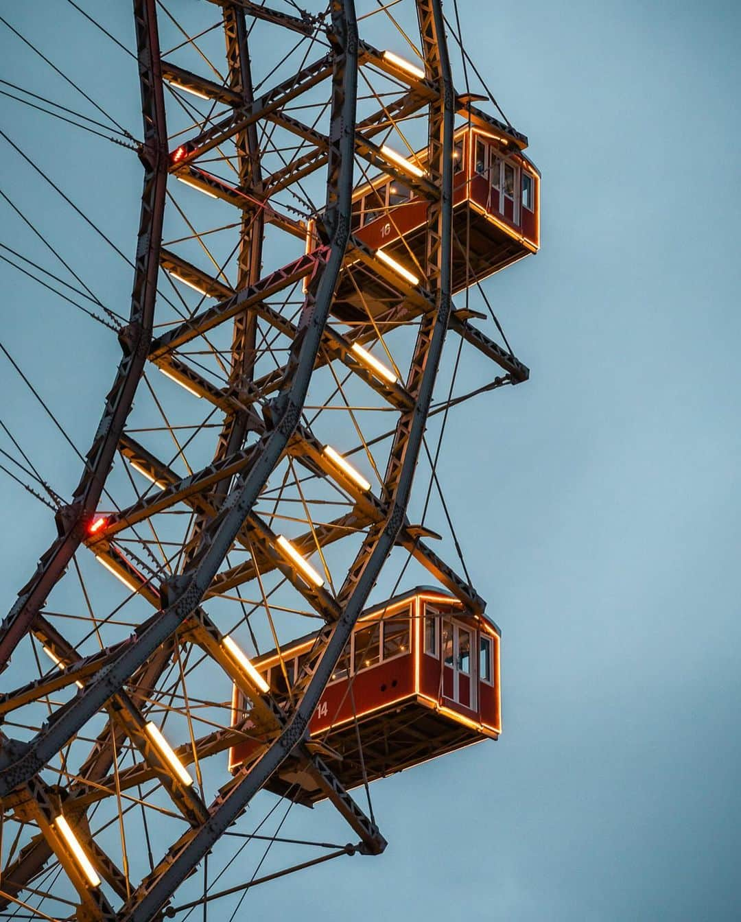 Wien | Viennaさんのインスタグラム写真 - (Wien | ViennaInstagram)「Have you ever taken a ride with the Giant Ferris Wheel? 🎡✨  It has been turning its rounds since 1897 and is one of Vienna’s most popular attractions!  Starting on November 18, you’ll find a cute winter Xmas market right in front of it. 🎄   #giantferriswheel #ferriswheel #wienerriesenrad #riesenrad #vienna #wien #viennastravel #winterinvienna #viennatrip #viennanow #feelaustria #austria #sightseeing #christmasmarket #xmasmarket #christmasmarketvienna #europe #christmasineurope」11月14日 23時21分 - viennatouristboard