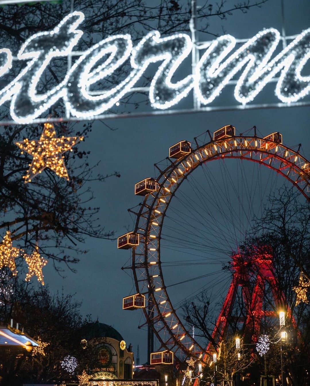 Wien | Viennaのインスタグラム：「Have you ever taken a ride with the Giant Ferris Wheel? 🎡✨  It has been turning its rounds since 1897 and is one of Vienna’s most popular attractions!  Starting on November 18, you’ll find a cute winter Xmas market right in front of it. 🎄   #giantferriswheel #ferriswheel #wienerriesenrad #riesenrad #vienna #wien #viennastravel #winterinvienna #viennatrip #viennanow #feelaustria #austria #sightseeing #christmasmarket #xmasmarket #christmasmarketvienna #europe #christmasineurope」