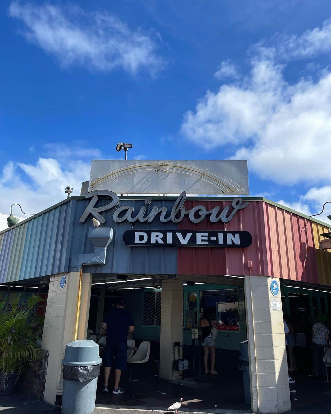 木本泉のインスタグラム：「- 🌈raibow drive in🌈  とりあえずランチを、、、と思い思いついたこちらへ🍱  ゆっくりレストランでランチ〜をほとんどしてない今回のハワイw  また帰国したらご飯UPしようかな📝  写真映えしない🍱😅  マカロニが好きw  #hawaii#raibowdrivein#lunchbox#mixplate#ハワイ」