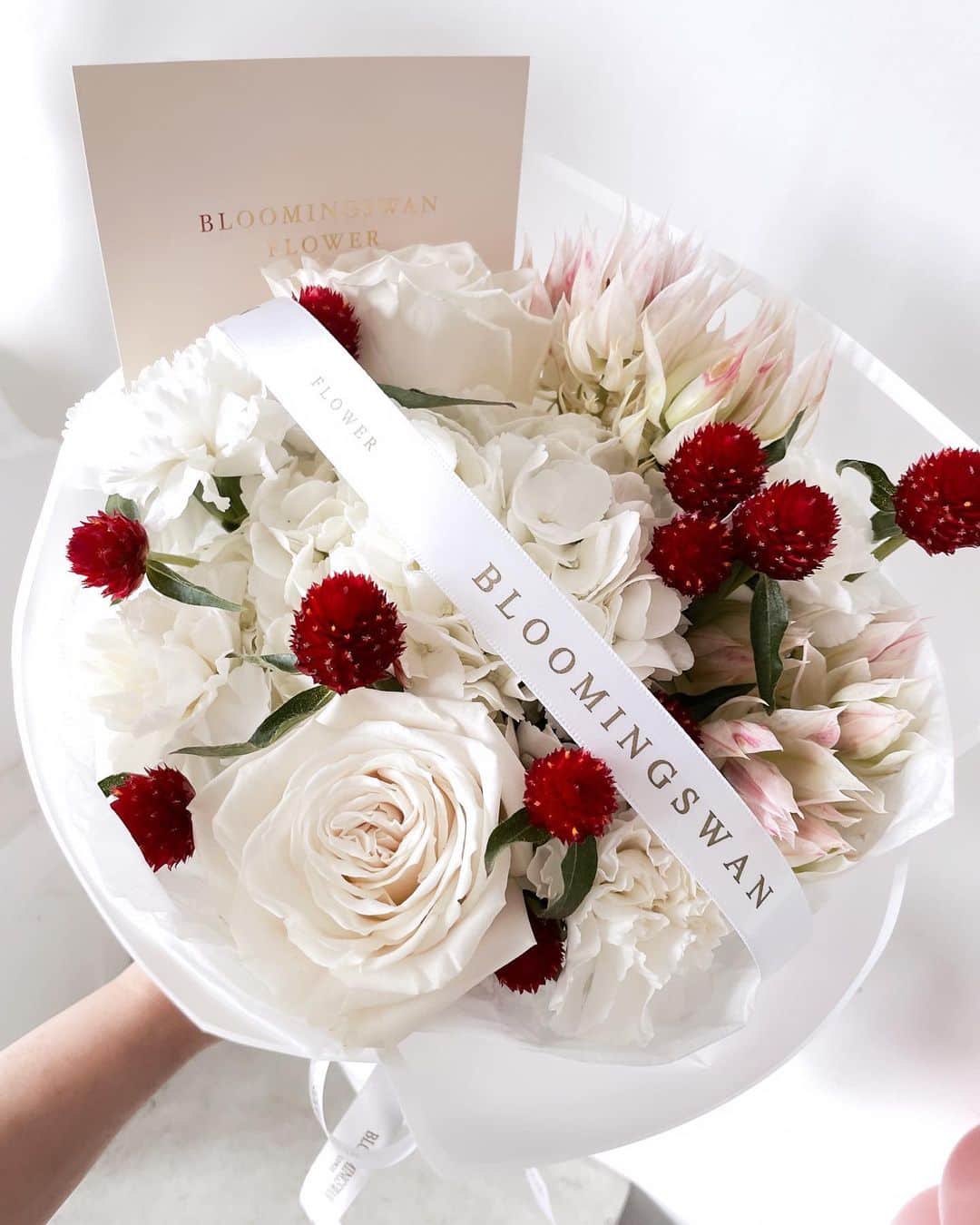 Florist.janeのインスタグラム：「벌써 크리스마스 느낌 물씬 🌹 #블스타이니꽃다발」