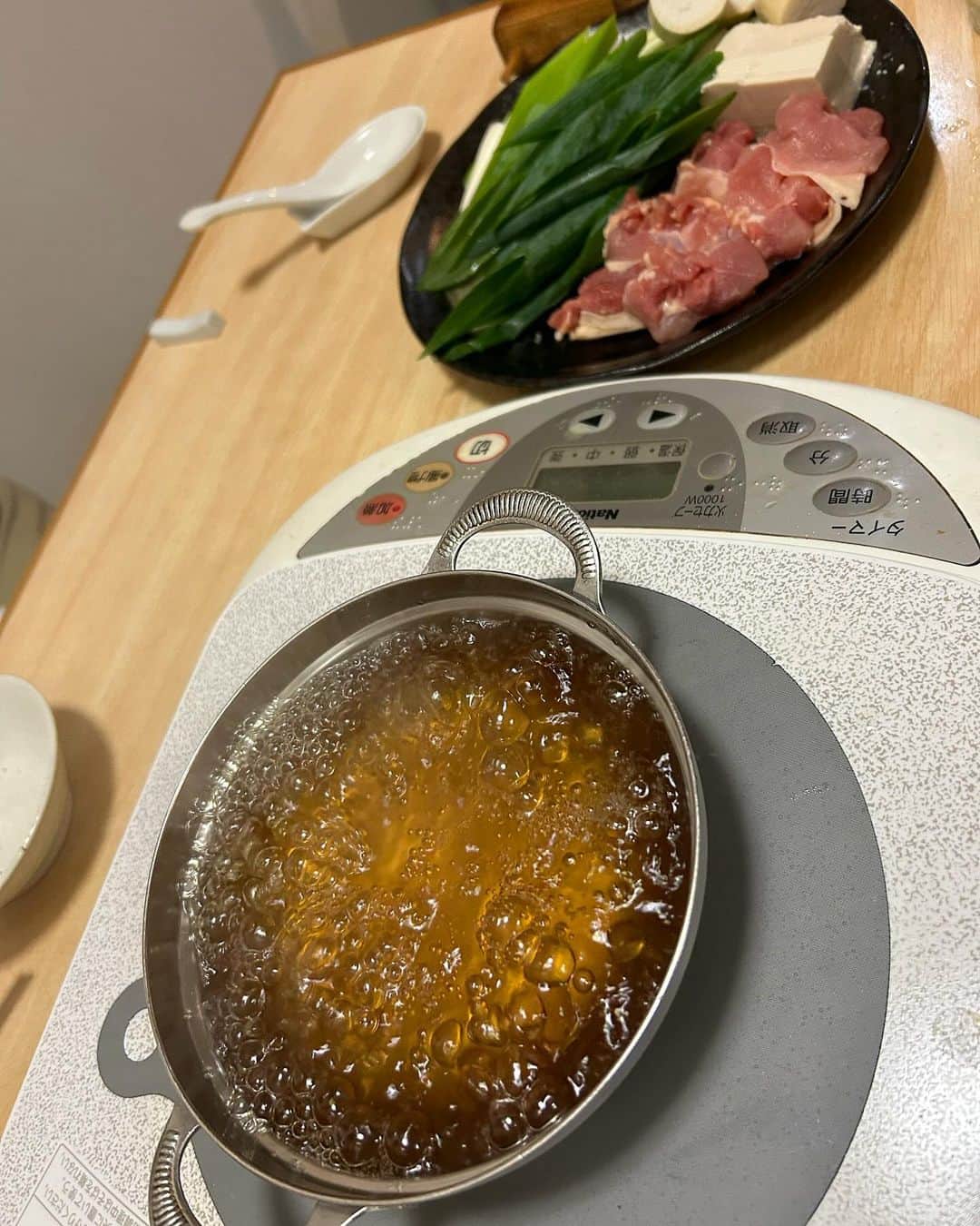 成松修さんのインスタグラム写真 - (成松修Instagram)「京都 祇園にある''小鍋屋いさきち'' 雪花菜(きらず)卯の花はおからのことみたいで雪花菜(きらず)と言うらしい。『包丁で切らずに使える』という意味と『商売相手との縁が切れないように』という意味もあるらしいです。京都らしい素敵なネーミング。 出汁が旨すぎてこんなおから初めて食べました。 出汁巻きも凄い。小鍋は''九条葱と鶏の鍋''と''くもこ鍋''を頂きました。くもことは鱈の白子の事だそうです。 〆の玉子ぞうすいも絶品でした。 出汁の達人と呼ばれている大将の料理は本当に奥の域の深みでした。 最高の京都ラスト晩餐頂きまして東京へ帰京中です🚄 ご馳走様でした‼︎  また京都来れるように東京で頑張ります。  #小鍋屋いさきち #京都 #祇園 #雪花菜 #卯の花 #出汁 #最高でした」11月14日 23時18分 - ore_osamu