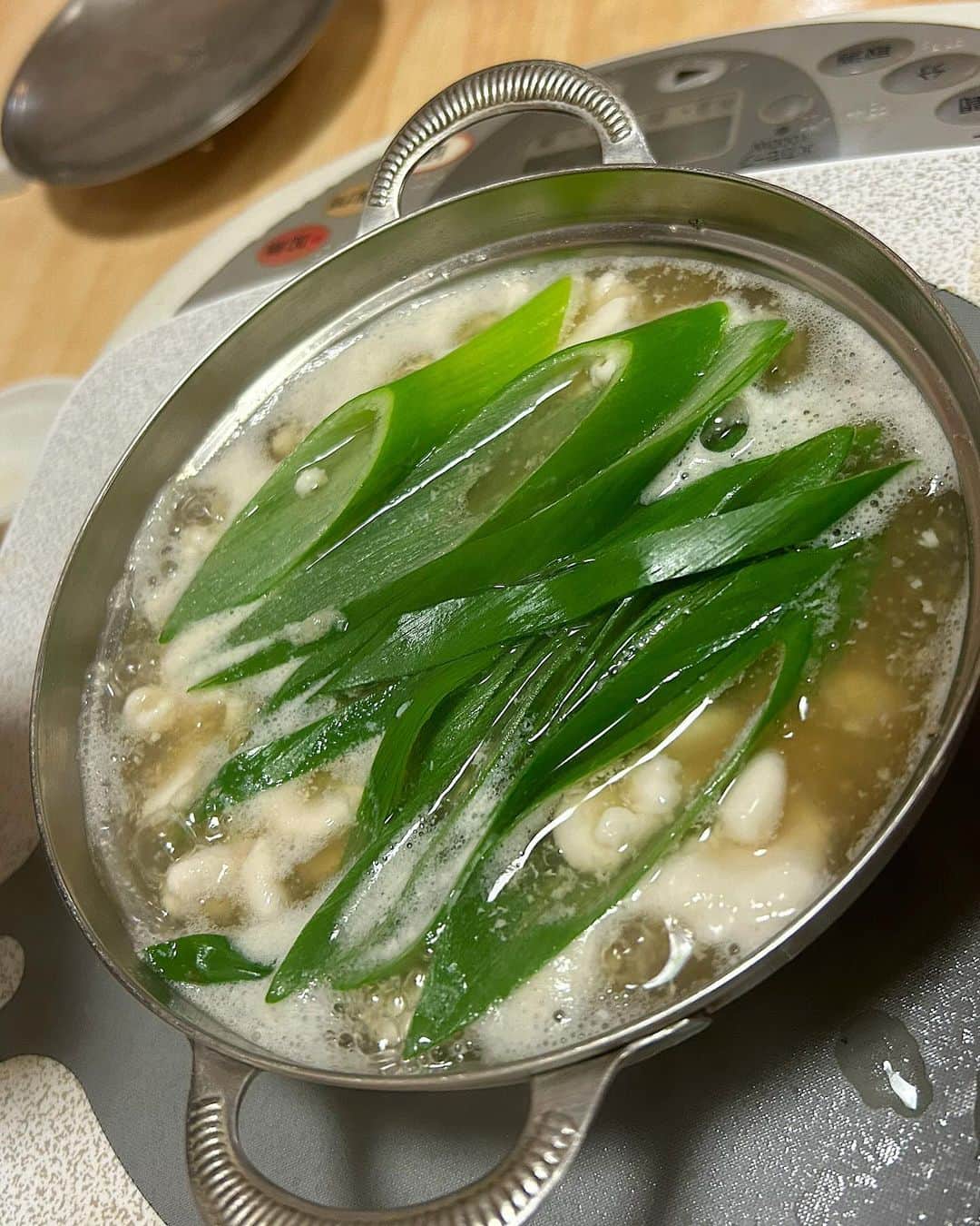 成松修さんのインスタグラム写真 - (成松修Instagram)「京都 祇園にある''小鍋屋いさきち'' 雪花菜(きらず)卯の花はおからのことみたいで雪花菜(きらず)と言うらしい。『包丁で切らずに使える』という意味と『商売相手との縁が切れないように』という意味もあるらしいです。京都らしい素敵なネーミング。 出汁が旨すぎてこんなおから初めて食べました。 出汁巻きも凄い。小鍋は''九条葱と鶏の鍋''と''くもこ鍋''を頂きました。くもことは鱈の白子の事だそうです。 〆の玉子ぞうすいも絶品でした。 出汁の達人と呼ばれている大将の料理は本当に奥の域の深みでした。 最高の京都ラスト晩餐頂きまして東京へ帰京中です🚄 ご馳走様でした‼︎  また京都来れるように東京で頑張ります。  #小鍋屋いさきち #京都 #祇園 #雪花菜 #卯の花 #出汁 #最高でした」11月14日 23時18分 - ore_osamu
