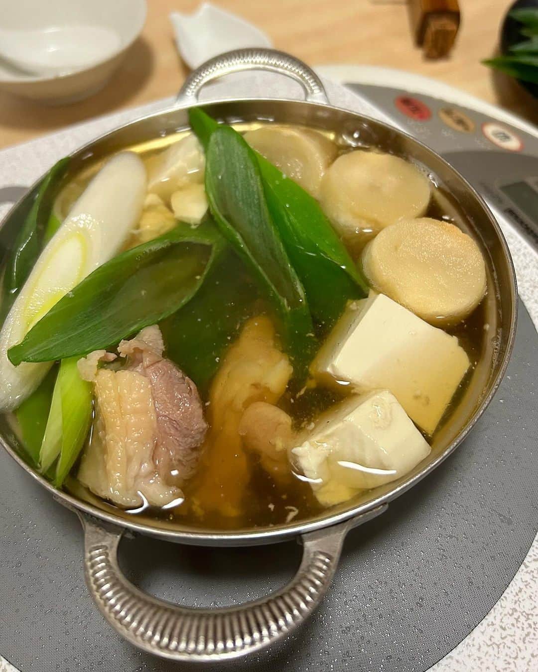 成松修さんのインスタグラム写真 - (成松修Instagram)「京都 祇園にある''小鍋屋いさきち'' 雪花菜(きらず)卯の花はおからのことみたいで雪花菜(きらず)と言うらしい。『包丁で切らずに使える』という意味と『商売相手との縁が切れないように』という意味もあるらしいです。京都らしい素敵なネーミング。 出汁が旨すぎてこんなおから初めて食べました。 出汁巻きも凄い。小鍋は''九条葱と鶏の鍋''と''くもこ鍋''を頂きました。くもことは鱈の白子の事だそうです。 〆の玉子ぞうすいも絶品でした。 出汁の達人と呼ばれている大将の料理は本当に奥の域の深みでした。 最高の京都ラスト晩餐頂きまして東京へ帰京中です🚄 ご馳走様でした‼︎  また京都来れるように東京で頑張ります。  #小鍋屋いさきち #京都 #祇園 #雪花菜 #卯の花 #出汁 #最高でした」11月14日 23時18分 - ore_osamu