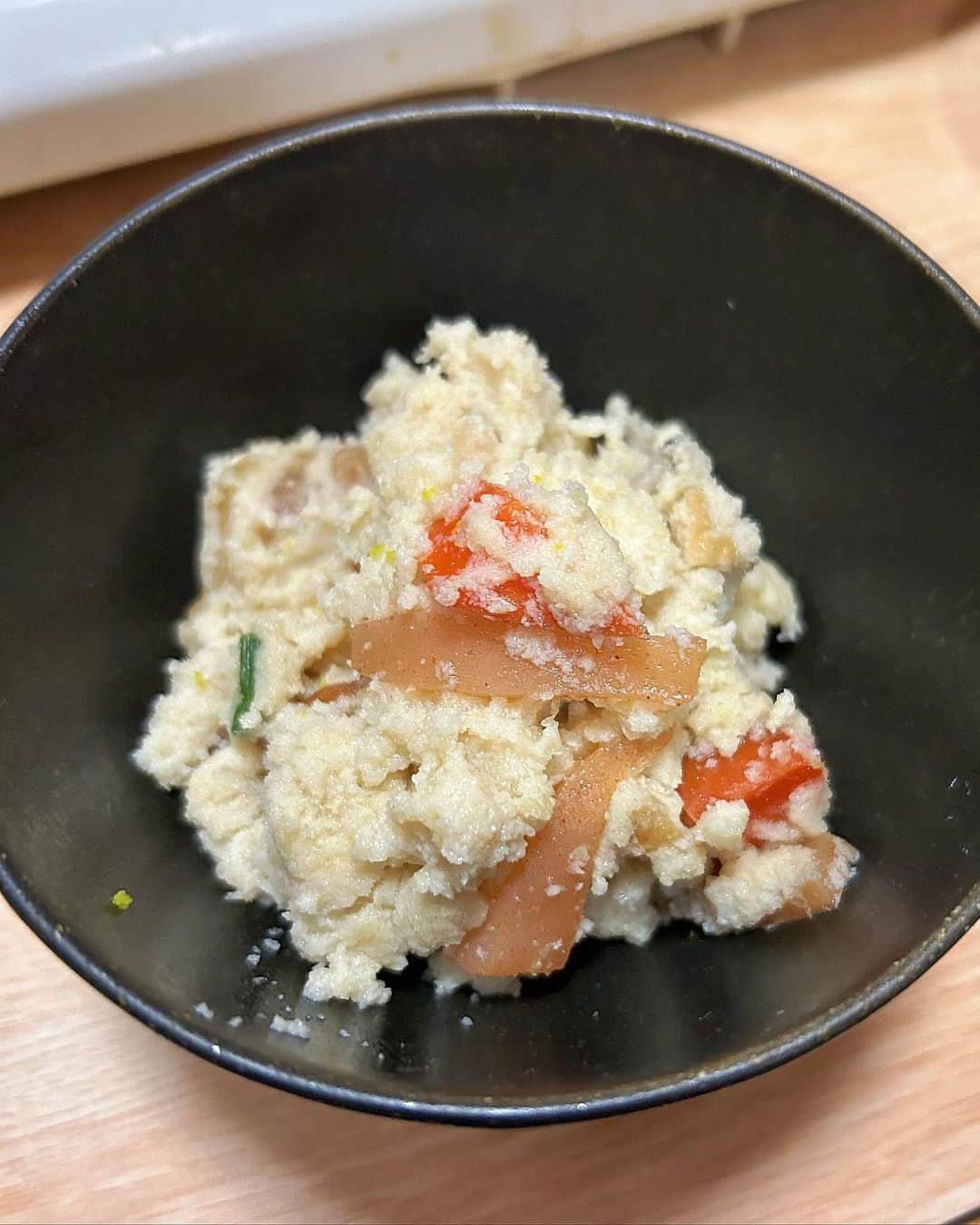 成松修さんのインスタグラム写真 - (成松修Instagram)「京都 祇園にある''小鍋屋いさきち'' 雪花菜(きらず)卯の花はおからのことみたいで雪花菜(きらず)と言うらしい。『包丁で切らずに使える』という意味と『商売相手との縁が切れないように』という意味もあるらしいです。京都らしい素敵なネーミング。 出汁が旨すぎてこんなおから初めて食べました。 出汁巻きも凄い。小鍋は''九条葱と鶏の鍋''と''くもこ鍋''を頂きました。くもことは鱈の白子の事だそうです。 〆の玉子ぞうすいも絶品でした。 出汁の達人と呼ばれている大将の料理は本当に奥の域の深みでした。 最高の京都ラスト晩餐頂きまして東京へ帰京中です🚄 ご馳走様でした‼︎  また京都来れるように東京で頑張ります。  #小鍋屋いさきち #京都 #祇園 #雪花菜 #卯の花 #出汁 #最高でした」11月14日 23時18分 - ore_osamu
